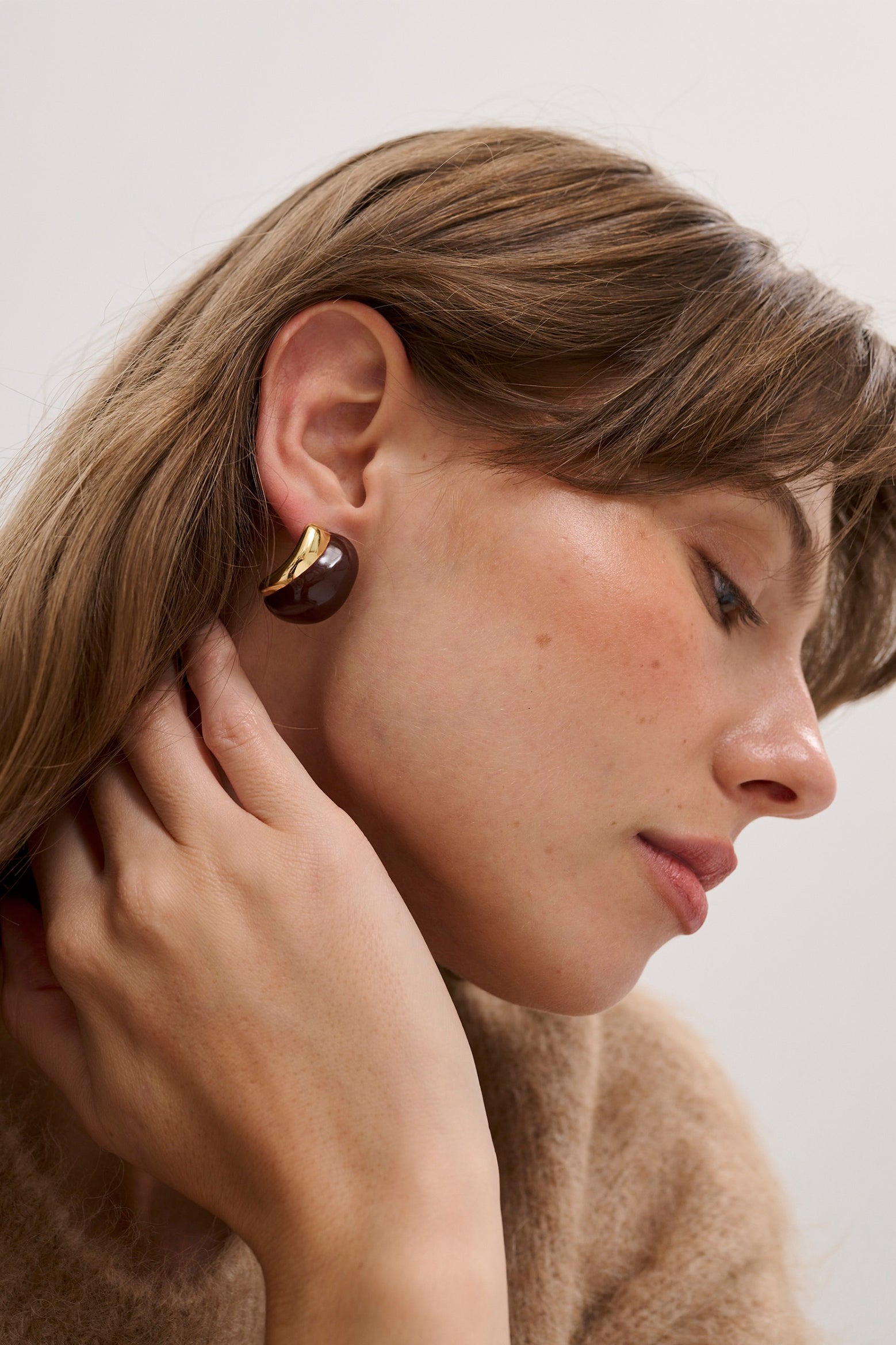 ANNA ROSSI Splice Earring in Cocoa/Gold | The New Trend