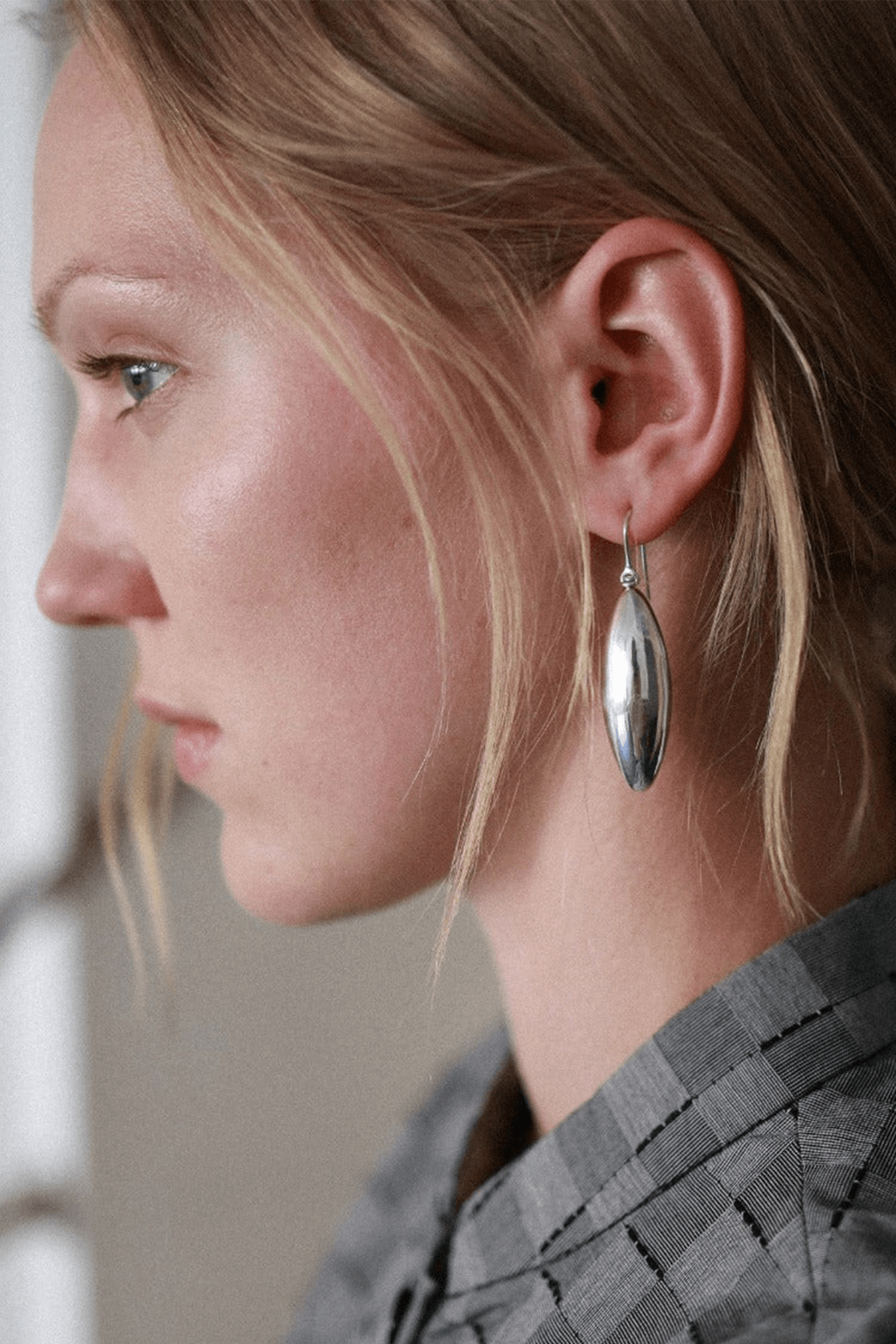 ANNIKA INEZ LARGE ELONGATED HOOPS IN SILVER | THE NEW TREND