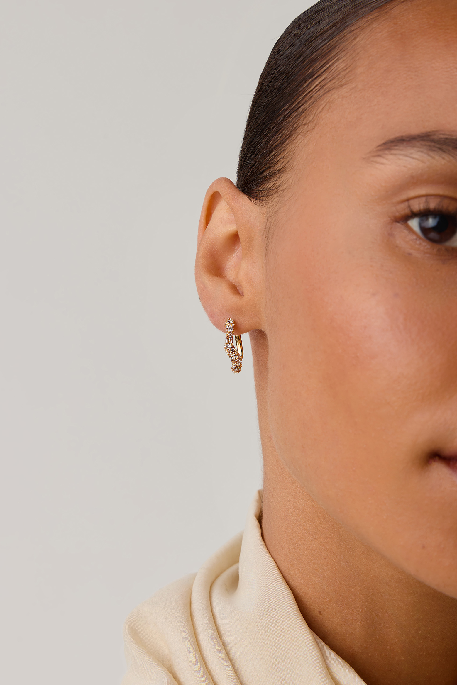 MISSOMA MOLTEN SNOW SMALL HOOP EARRINGS | THE NEW TREND