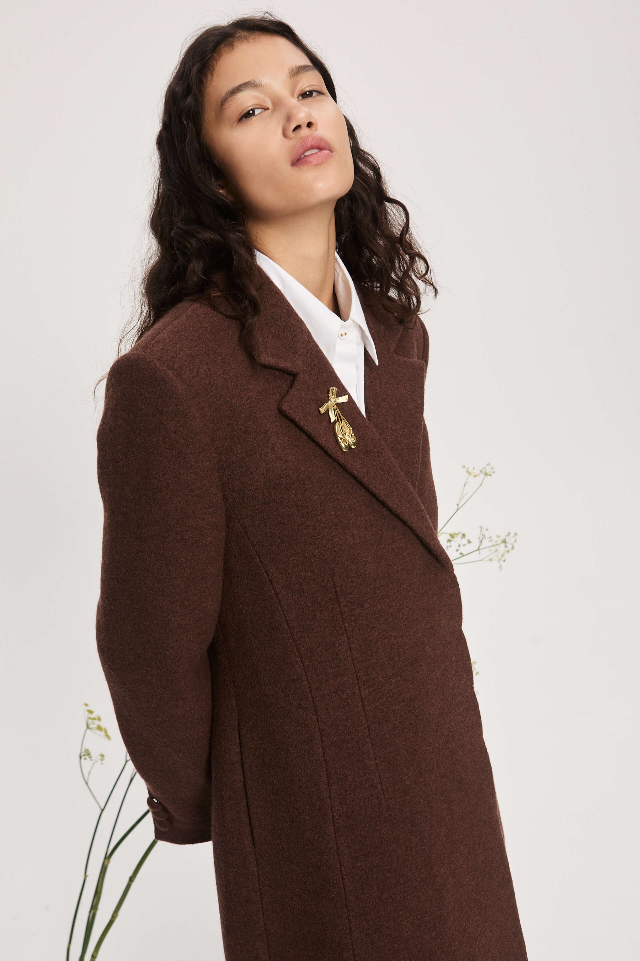 ALÉMAIS COURT COAT IN CHOCOLATE | THE NEW TREND
