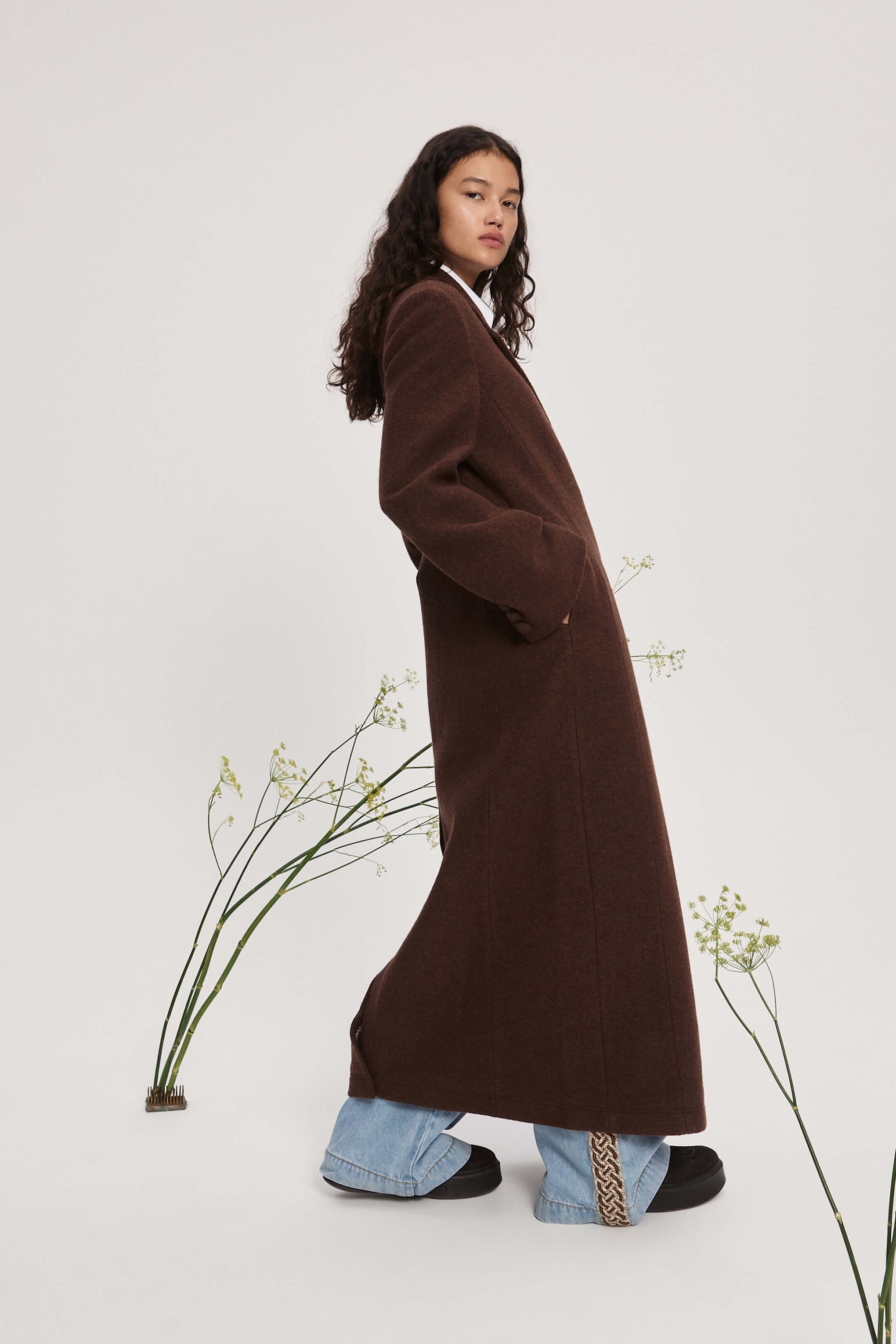 ALÉMAIS COURT COAT IN CHOCOLATE | THE NEW TREND