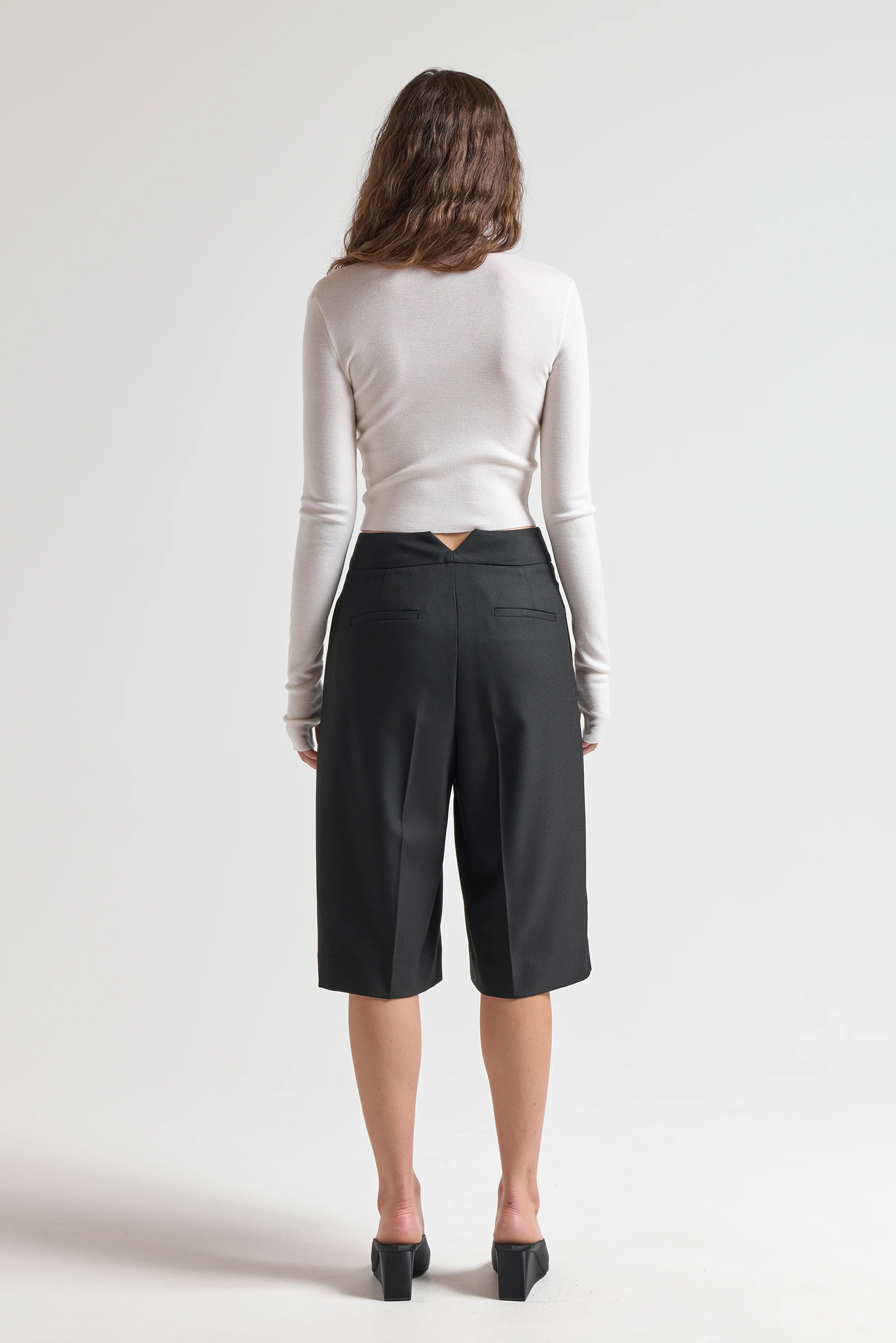 SENER BESIM MERINO MULTI BUTTON CROPPED CARDI | THE NEW TREND