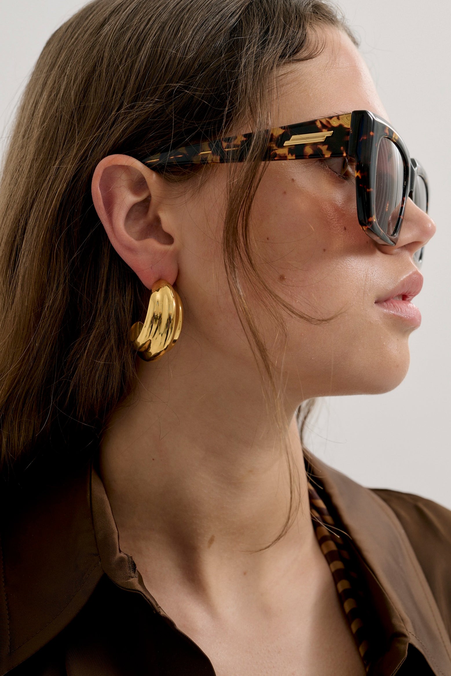 ANNA ROSSI Ridge Hoop in Gold | The New Trend