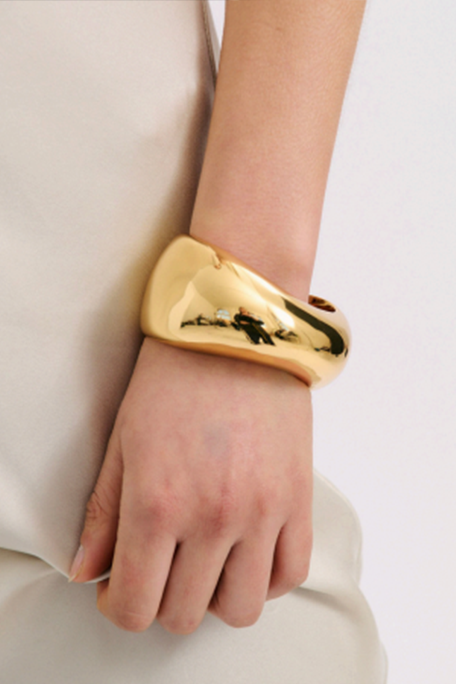 ANNA ROSSI VIVID CUFF IN GOLD | THE NEW TREND