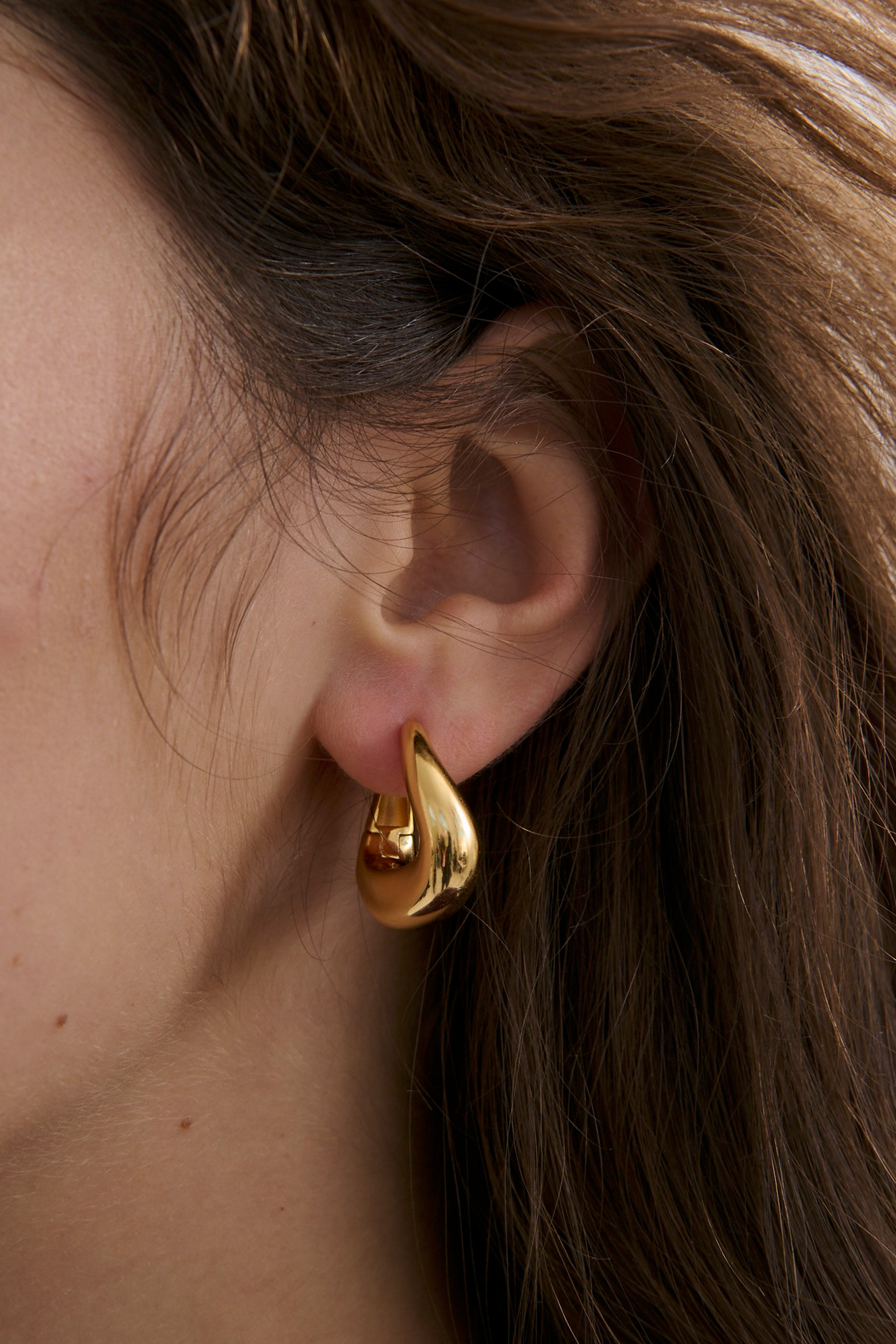 
ANNA ROSSI LARGE MOVEMENT HOOP IN GOLD | THE NEW TREND
