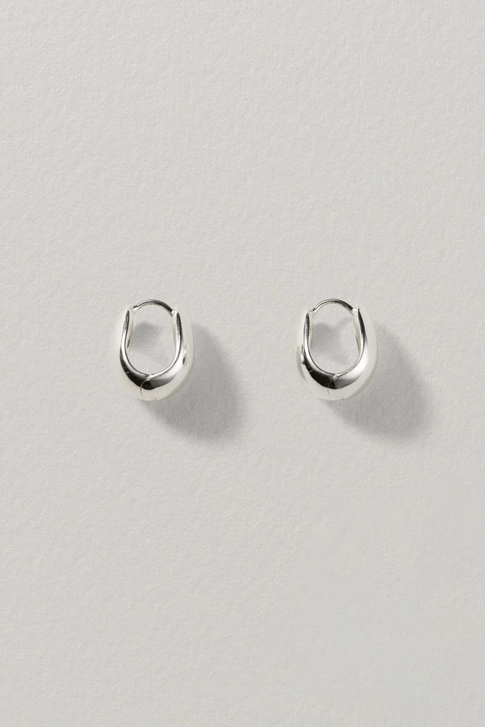 ANNIKA INEZ GENTLE SLOPE HOOPS IN SILVER | THE NEW TREND 