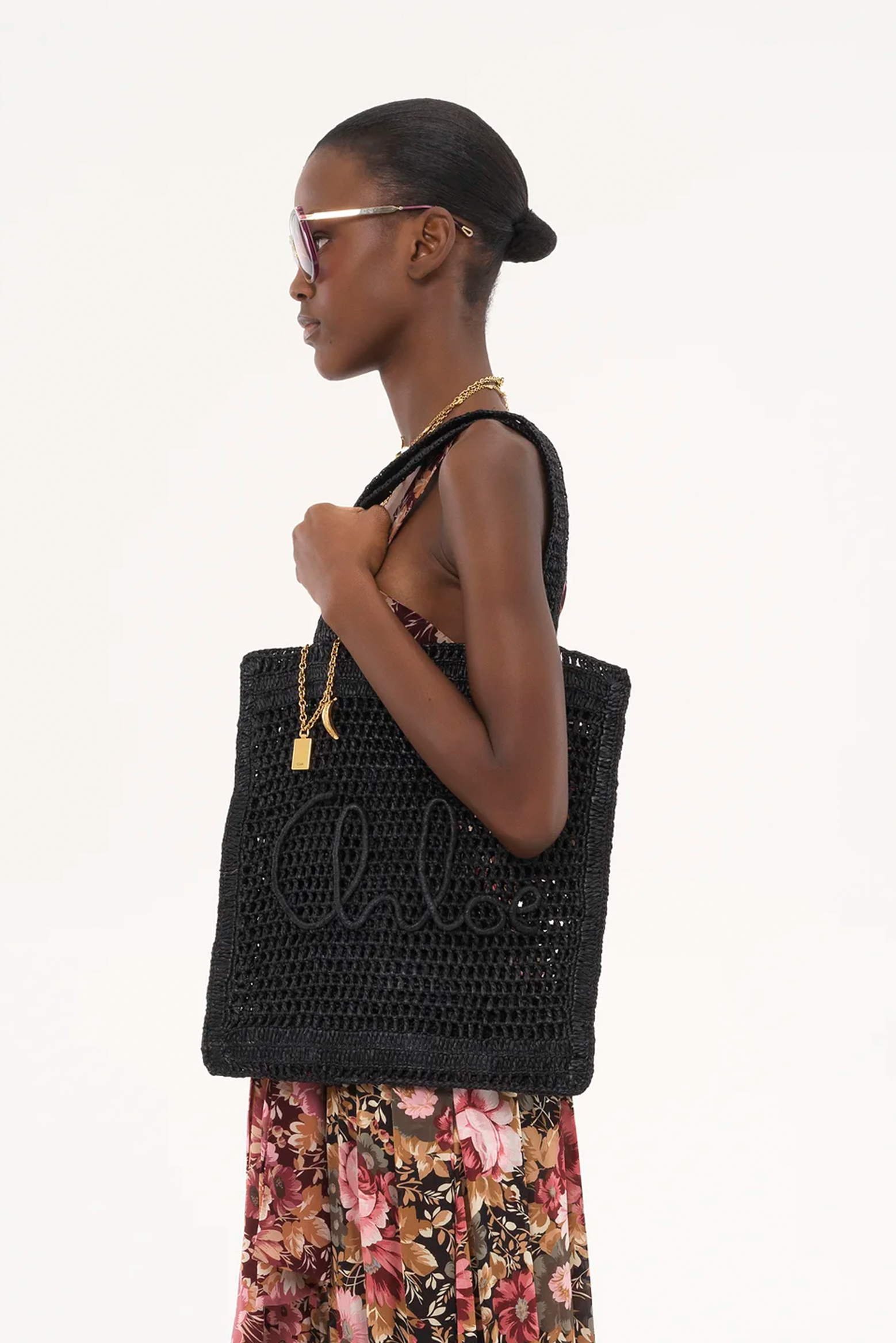 CHLOÉ SUMMER BANANA TOTE IN BLACK | THE NEW TREND
