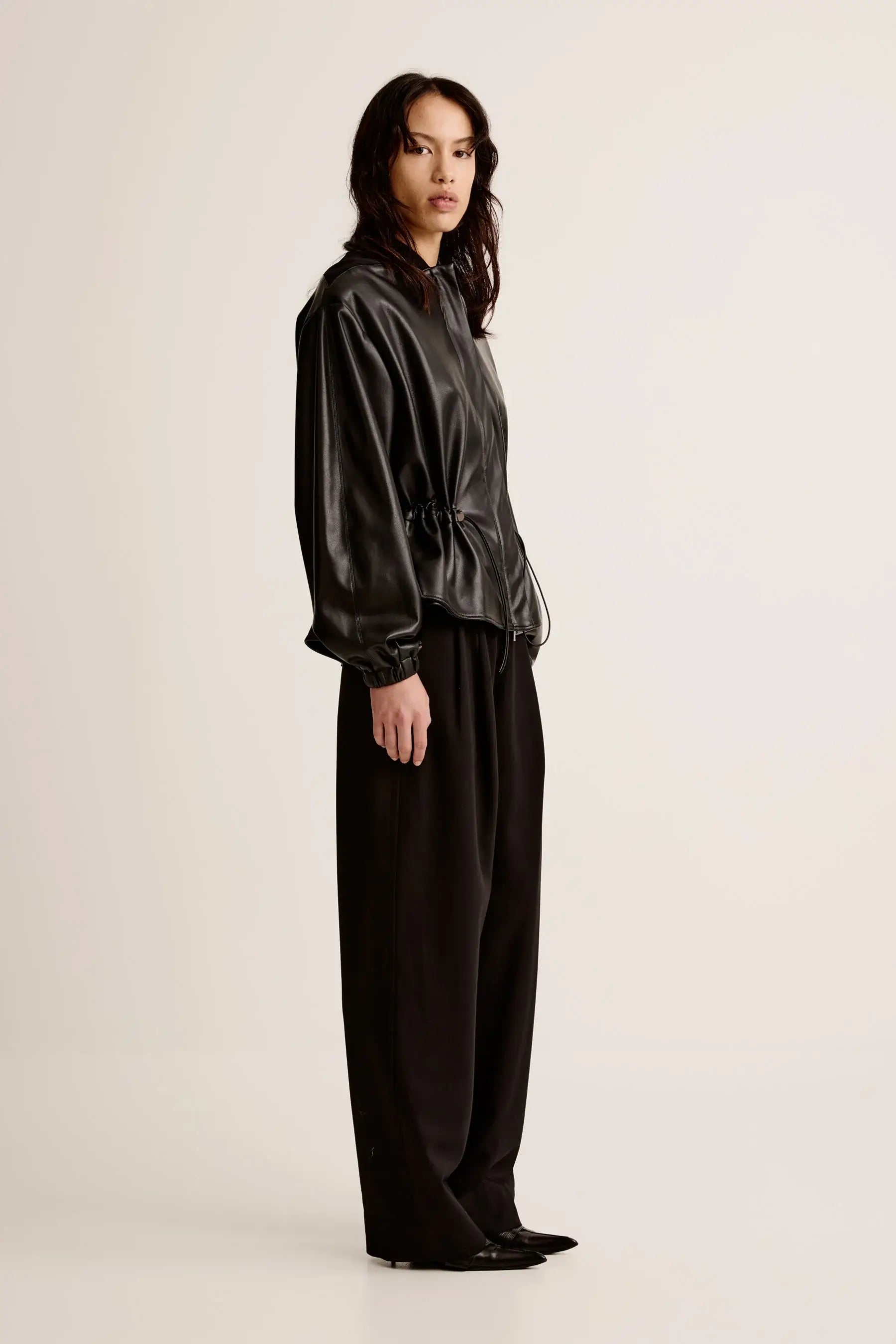 ESSE SYNCA JACKET IN BLACK | THE NEW TREND