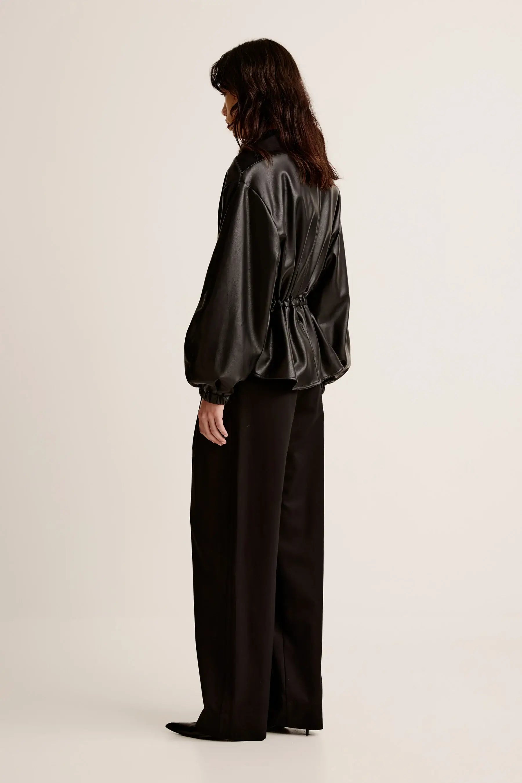 ESSE SYNCA JACKET IN BLACK | THE NEW TREND