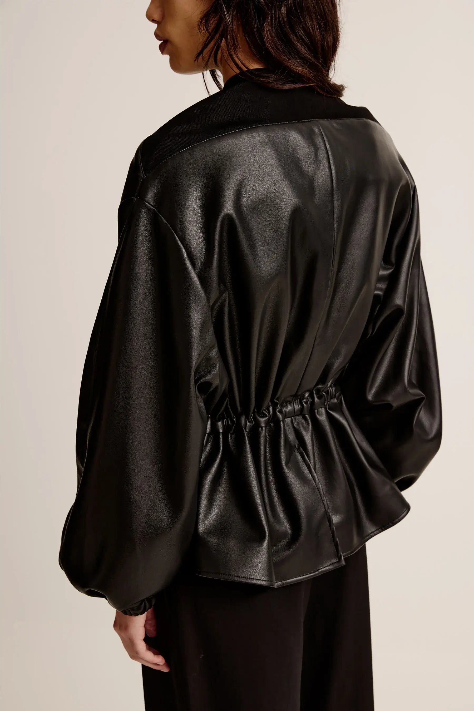 ESSE SYNCA JACKET IN BLACK | THE NEW TREND