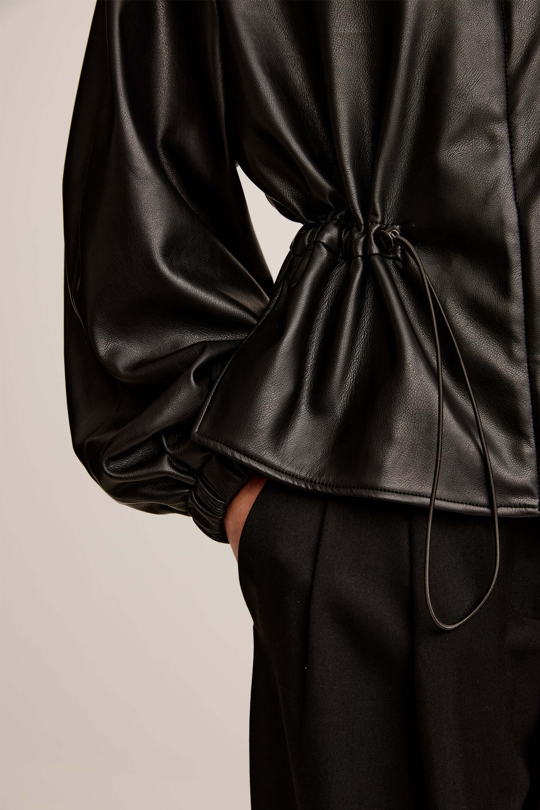 ESSE SYNCA JACKET IN BLACK | THE NEW TREND
