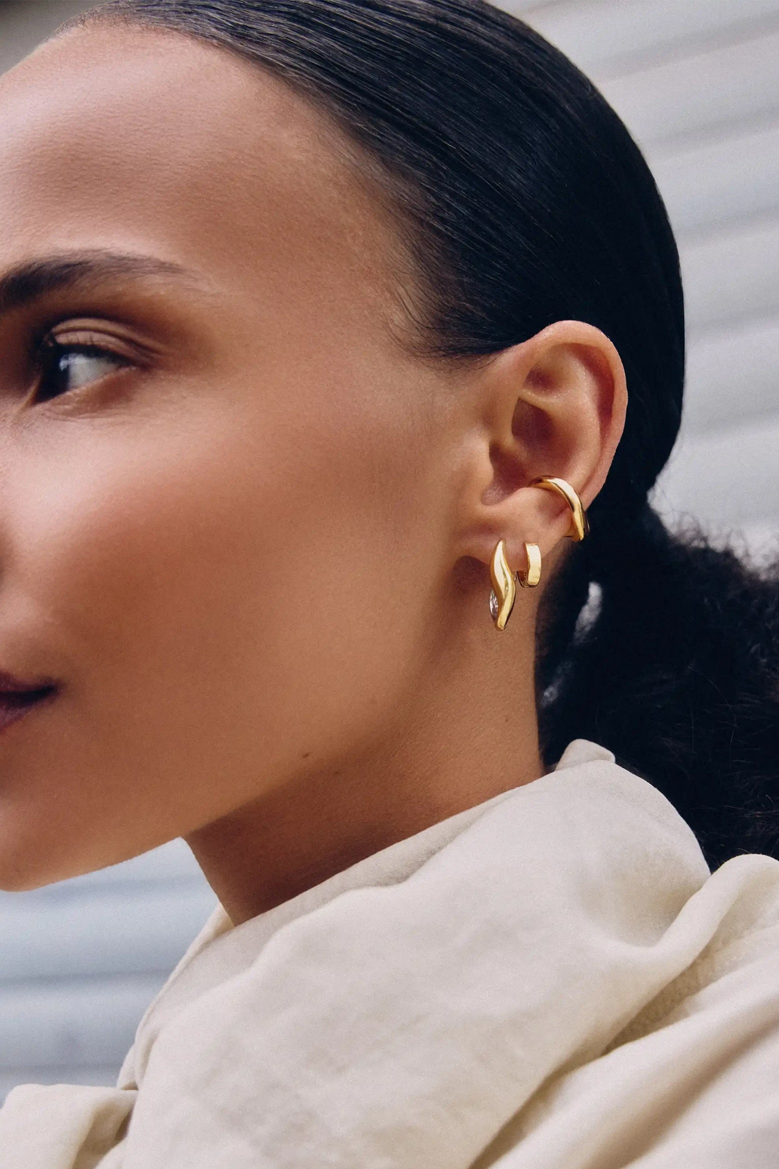 MISSOMA SAVI SIGNATURE SMALL HOOP EARRINGS | THE NEW TREND