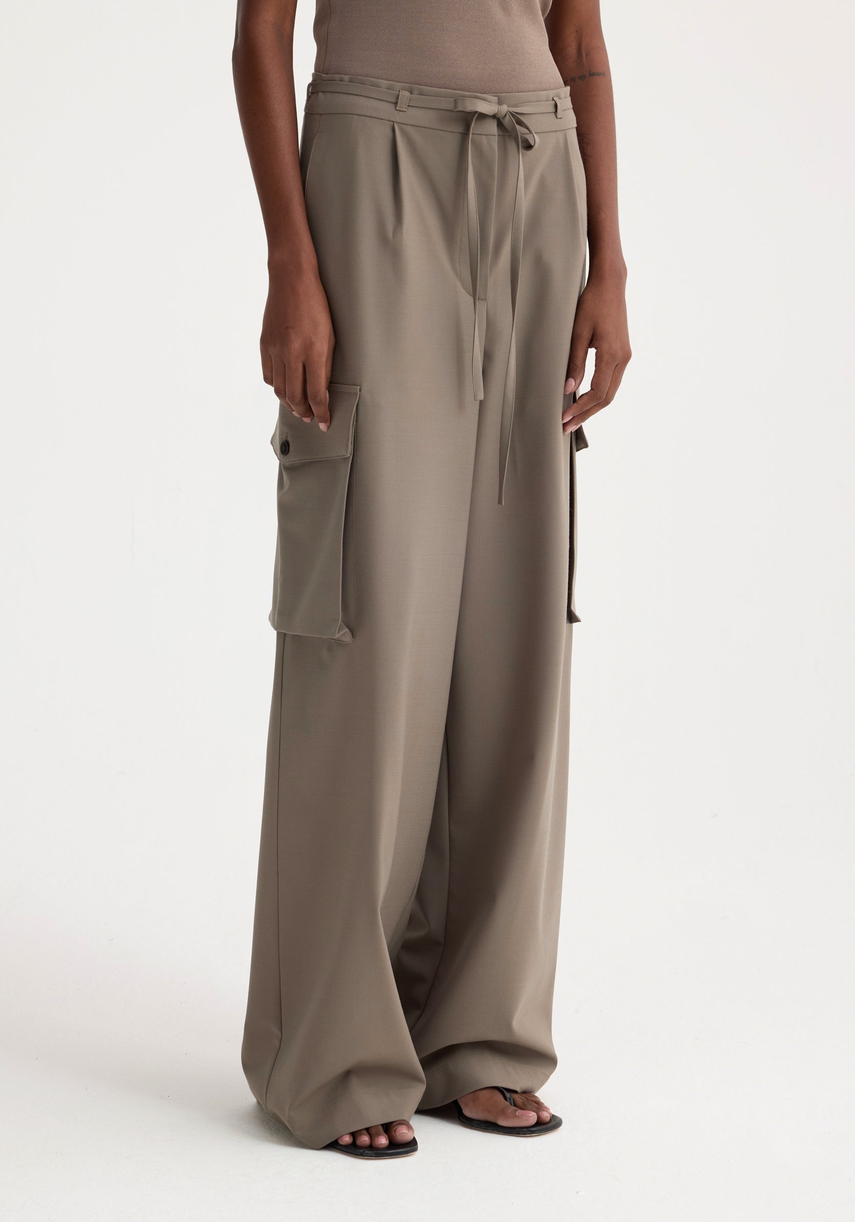 RÓHE TAILORED CARGO TROUSERS | THE NEW TREND