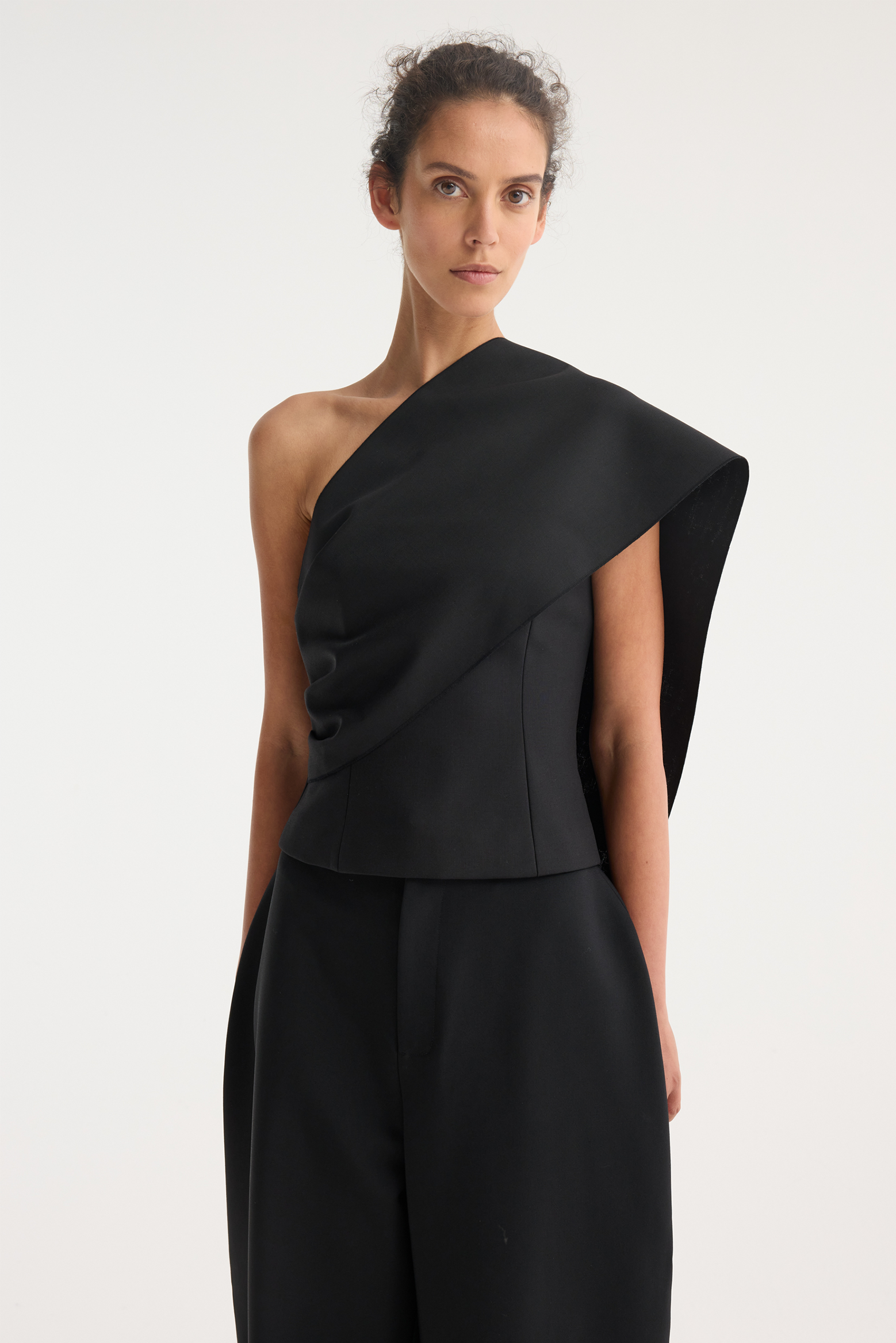 RÓHE ONE-SHOULDER CAPE TOP | THE NEW TREND