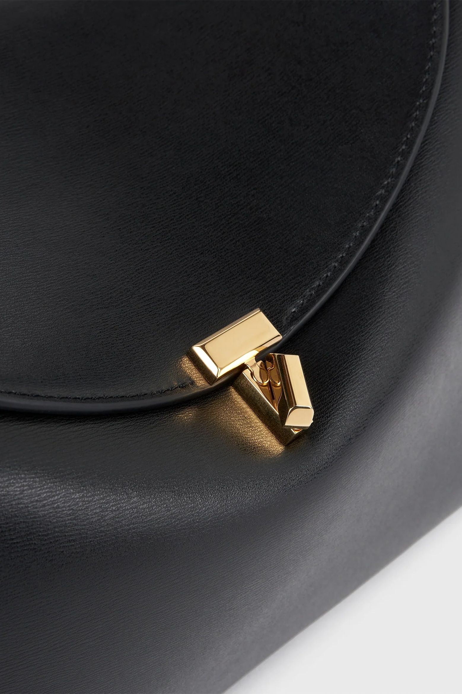 TOTEME T-LOCK LEATHER TOP HANDLE IN BLACK | THE NEW TREND