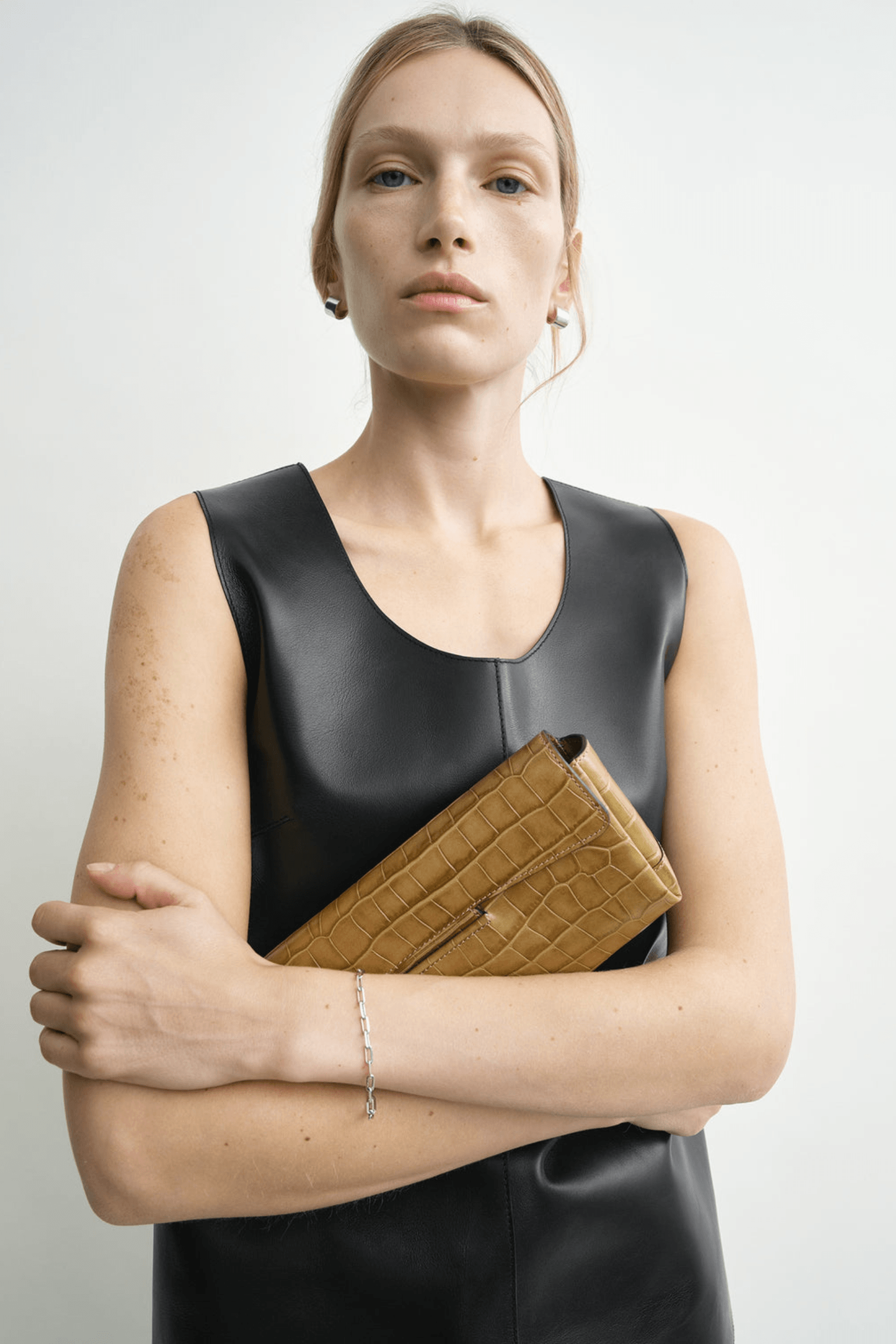 TOTEME SOFT CROCO-EMBOSSED T-CLUTCH | THE NEW TREND