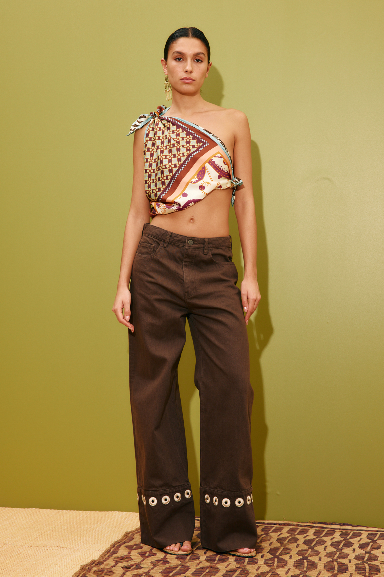 ALÉMAIS TOBE DENIM JEAN CHOCOLATE | THE NEW TREND