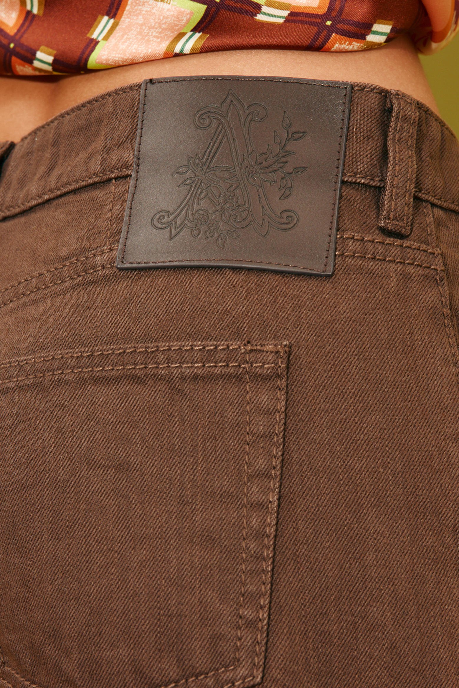 ALÉMAIS TOBE DENIM JEAN CHOCOLATE | THE NEW TREND