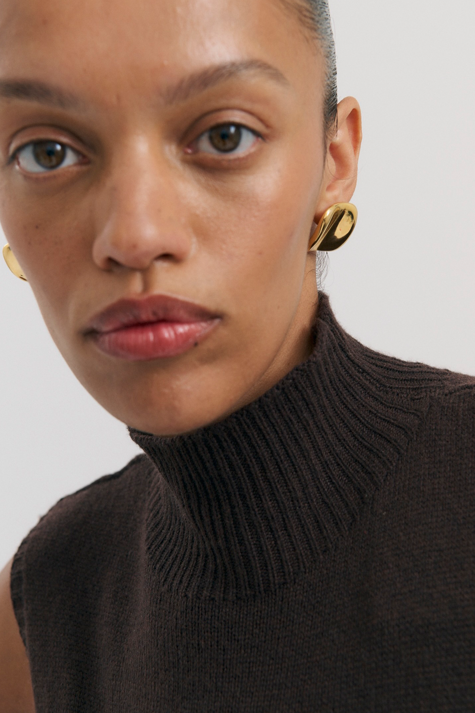 ANNA ROSSI WARPED EARRING IN GUNMETAL | THE NEW TREND