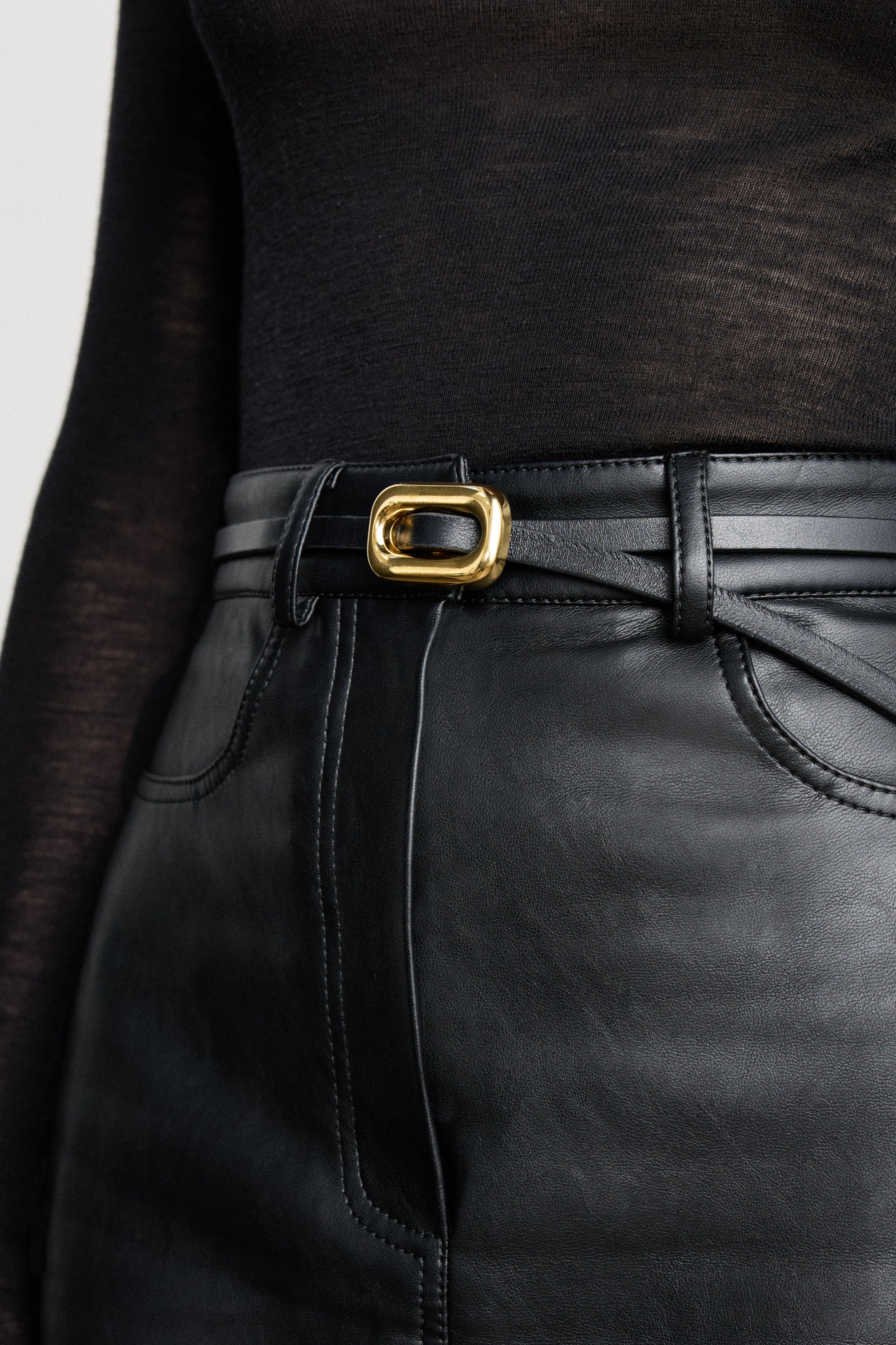DÉHANCHE VENURA BELT IN BLACK | THE NEW TREND