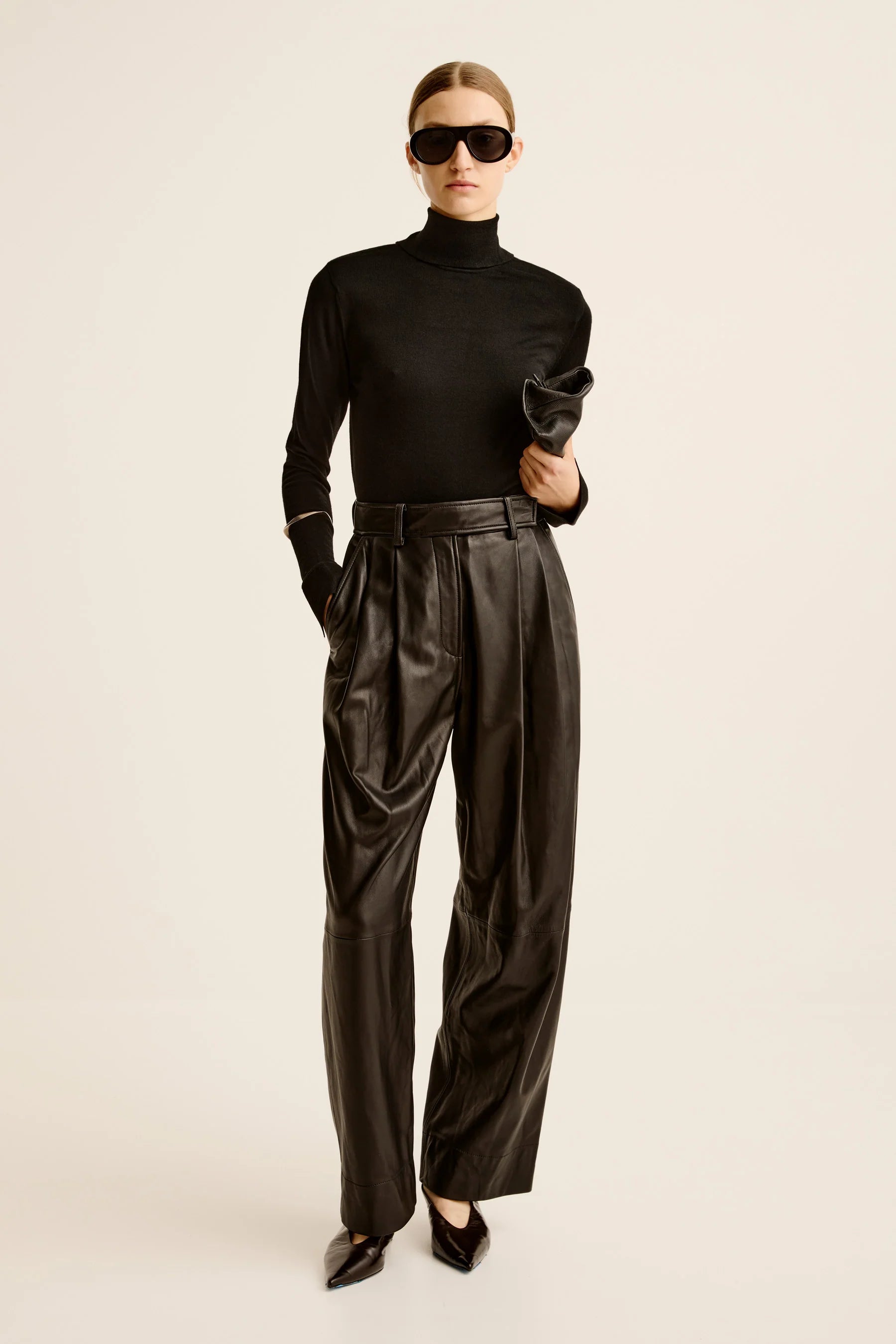 ESSE PELLE TROUSER IN BLACK | THE NEW TREND
