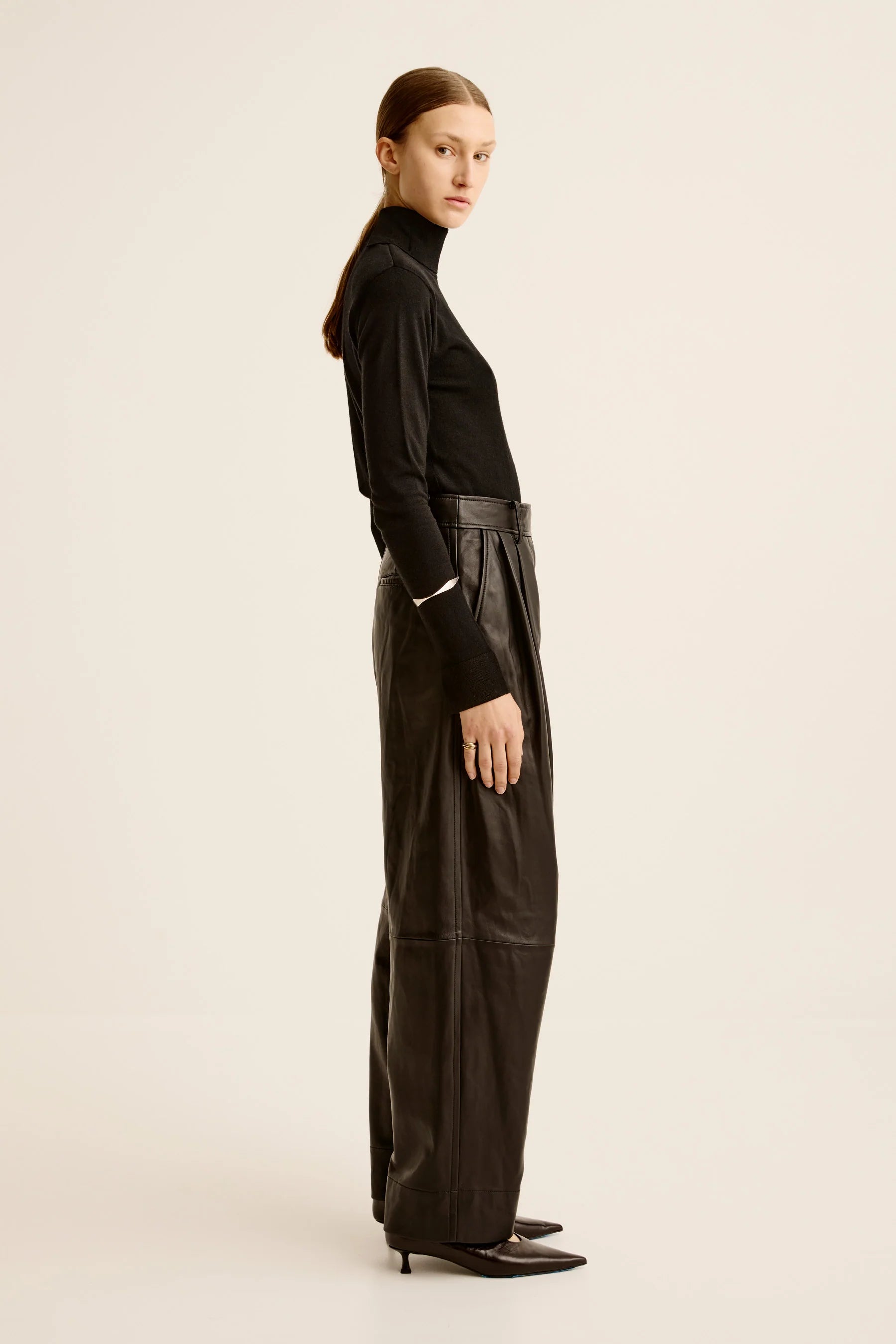 ESSE PELLE TROUSER IN BLACK | THE NEW TREND
