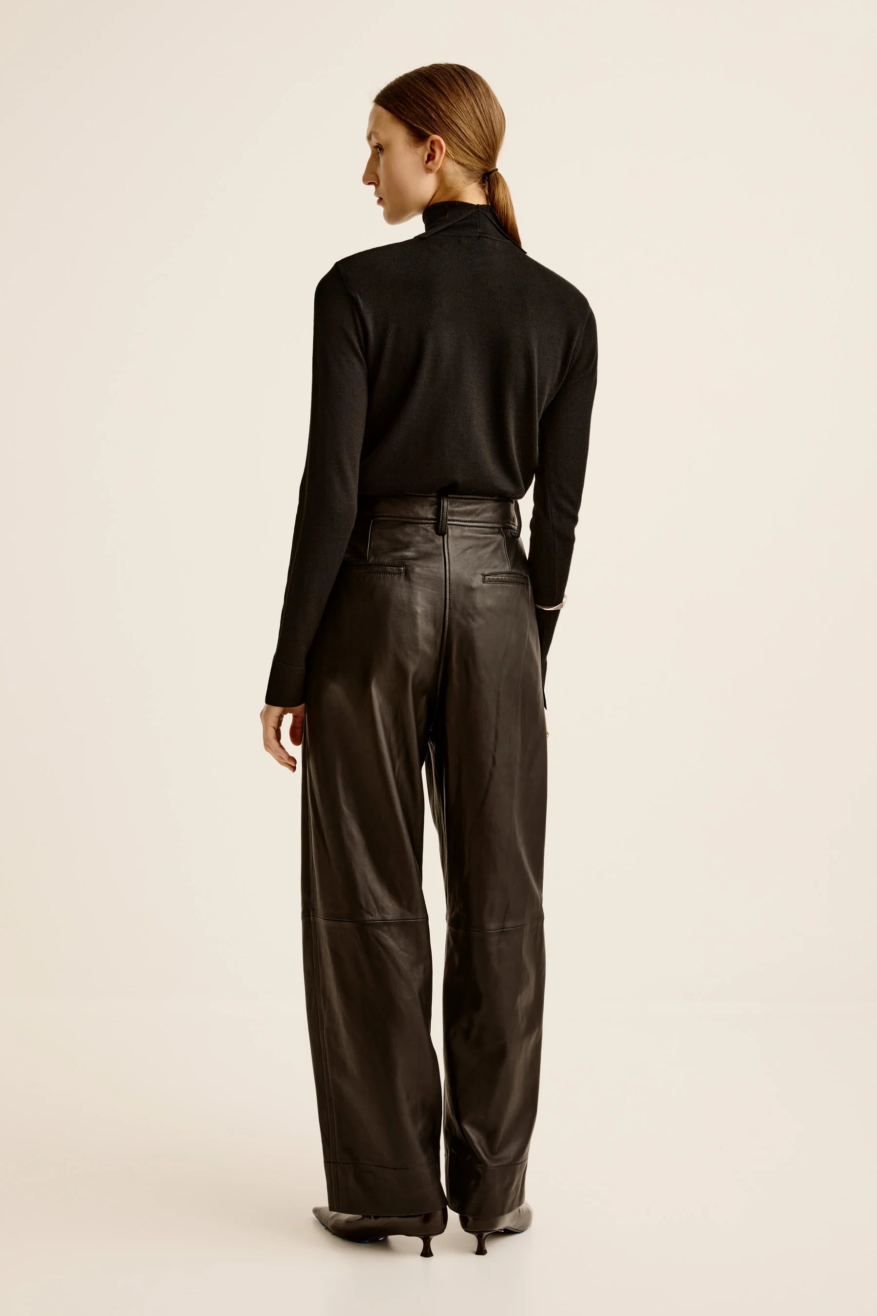 ESSE PELLE TROUSER IN BLACK | THE NEW TREND