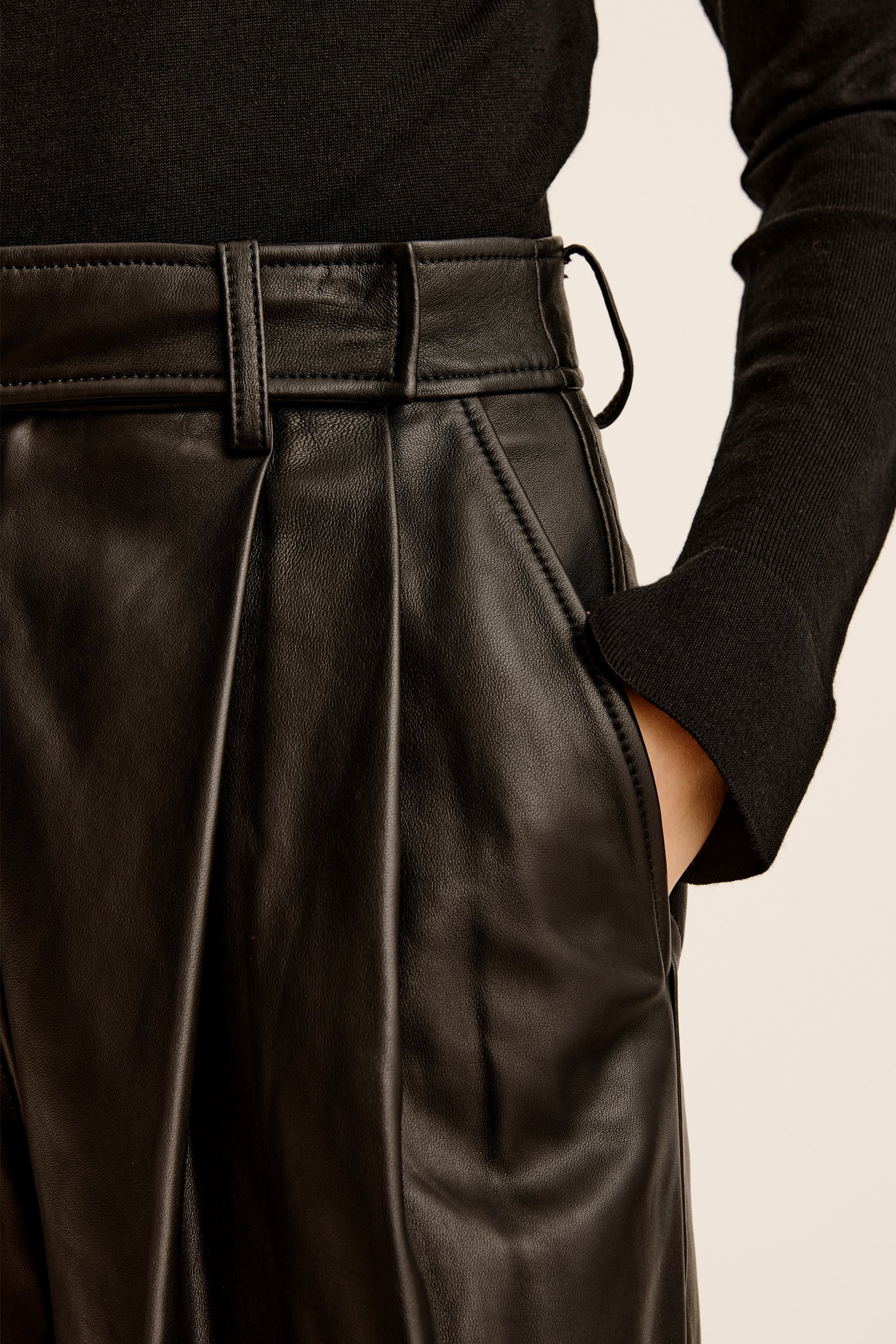 ESSE PELLE TROUSER IN BLACK | THE NEW TREND