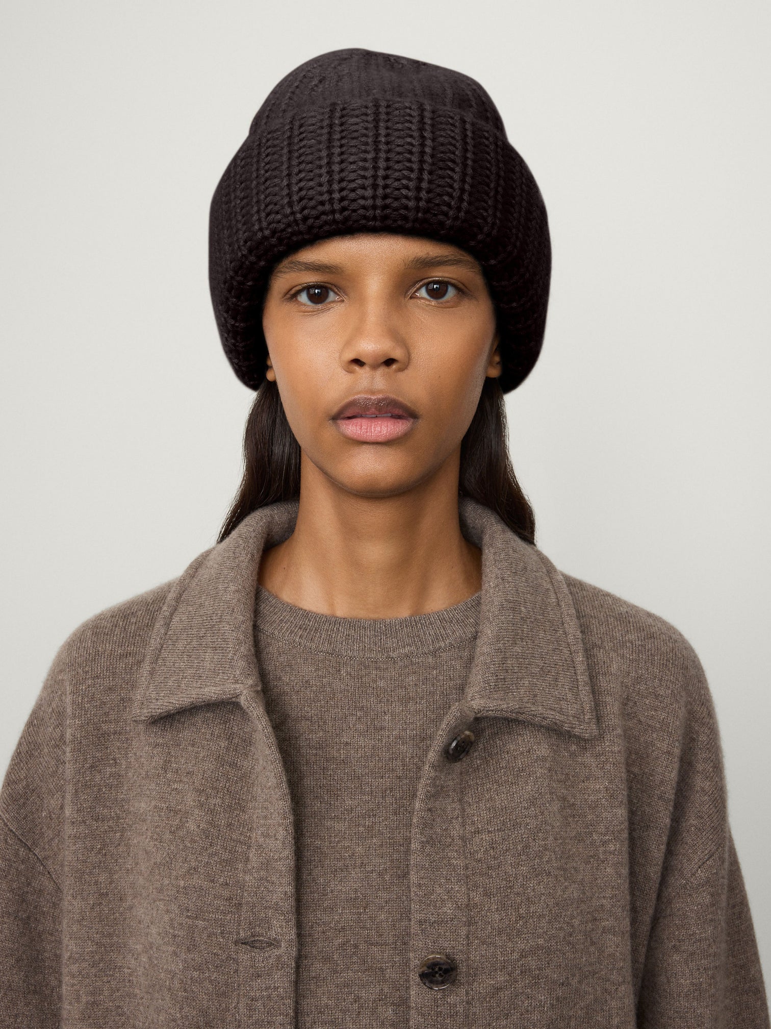 LISA YANG BEATRIS BEANIE IN DARK OAK | THE NEW TREND