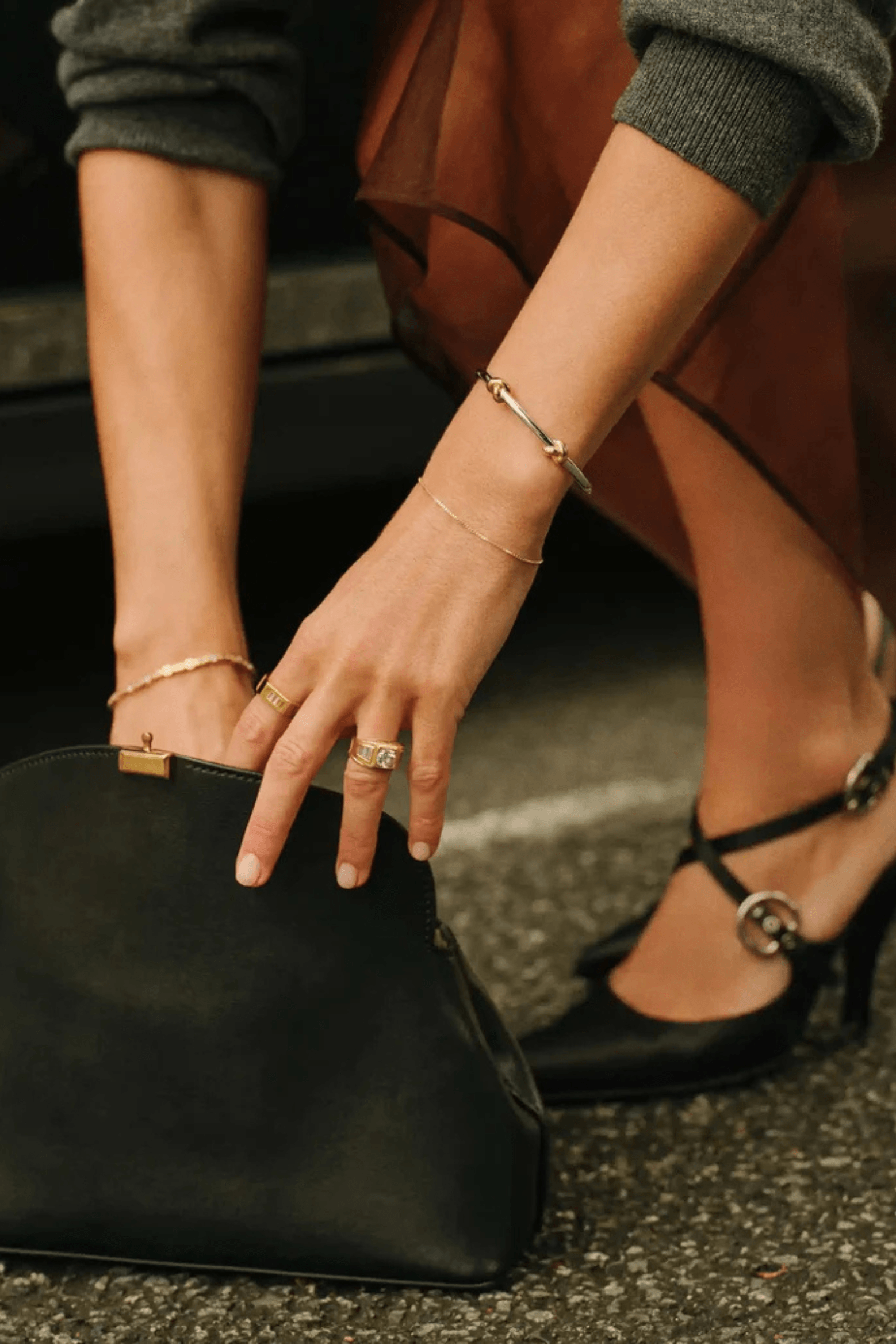 LUCY WILLIAMS KNOT HINGED BANGLE