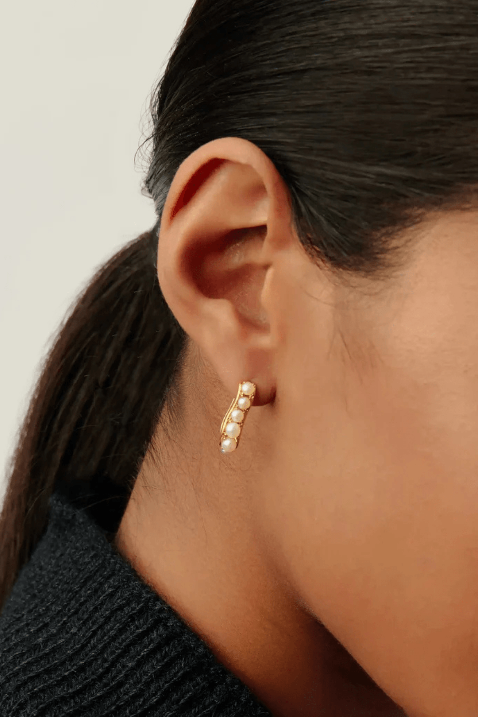 PEARL WAVE SMALL HOOP EARRINGS