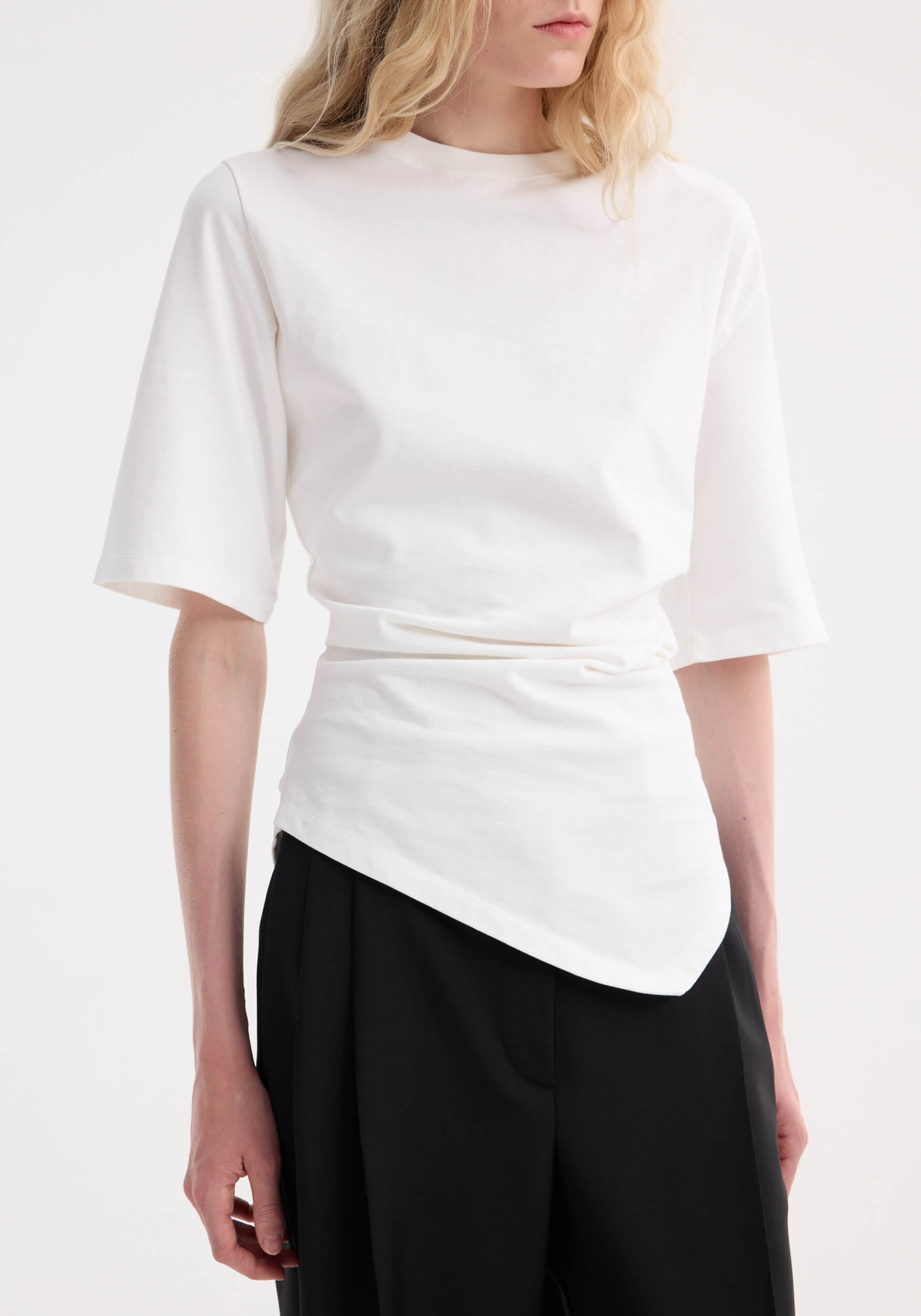 RÓHE RE-INVENTED TWISTED T-SHIRT IN OPTIC WHITE | THE NEW TREND