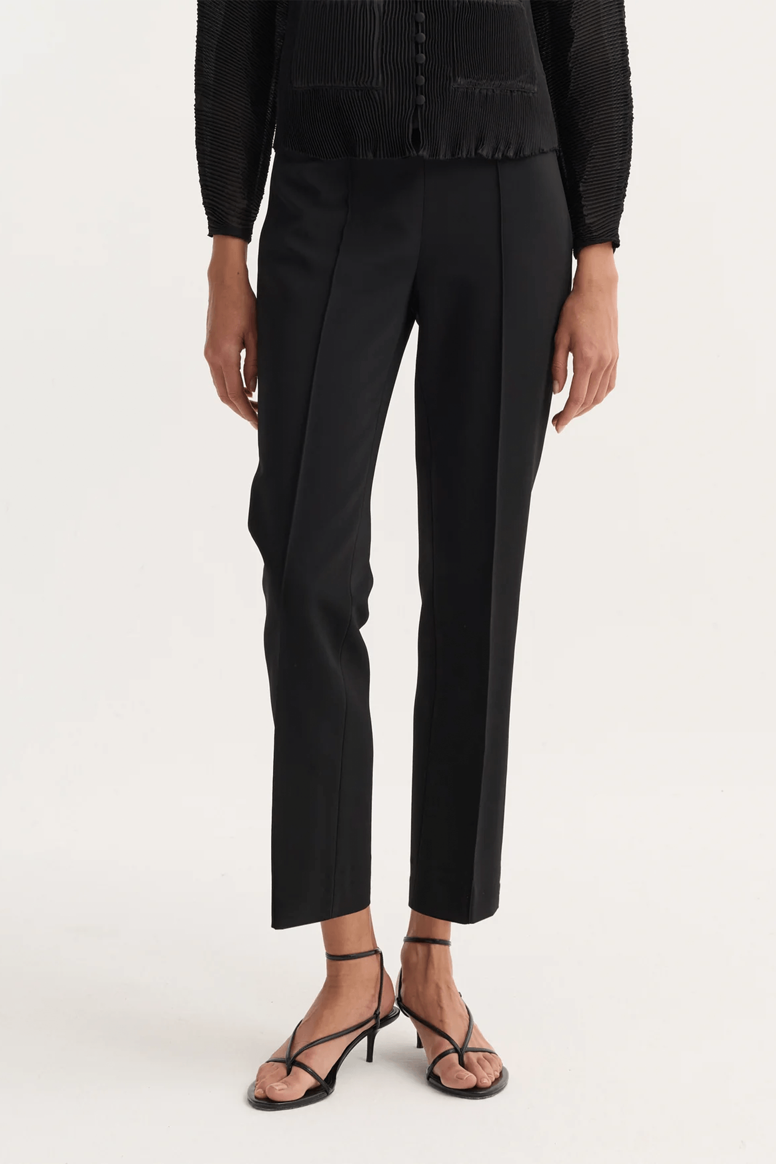 CIGARETTE LEG TROUSER