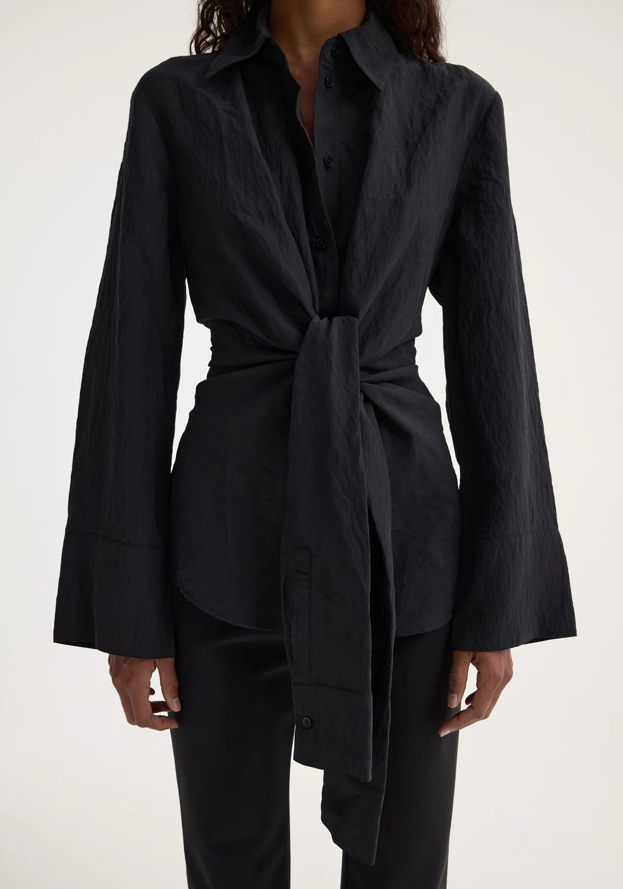 RÓHE HAMMERED SILK KNOTTED SHIRT IN BLACK | THE NEW TREND