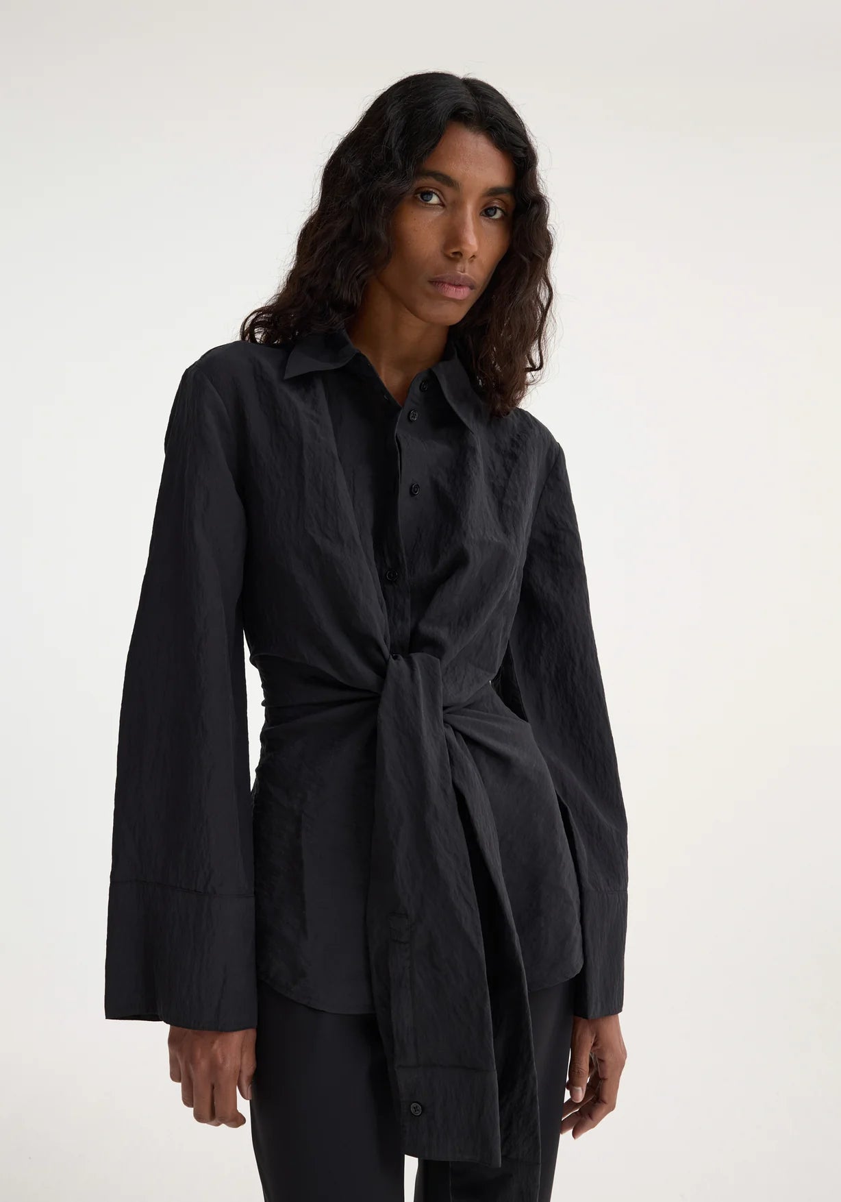 RÓHE HAMMERED SILK KNOTTED SHIRT IN BLACK | THE NEW TREND