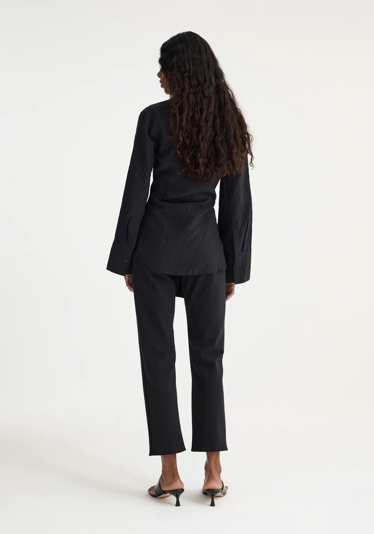 RÓHE HAMMERED SILK KNOTTED SHIRT IN BLACK | THE NEW TREND