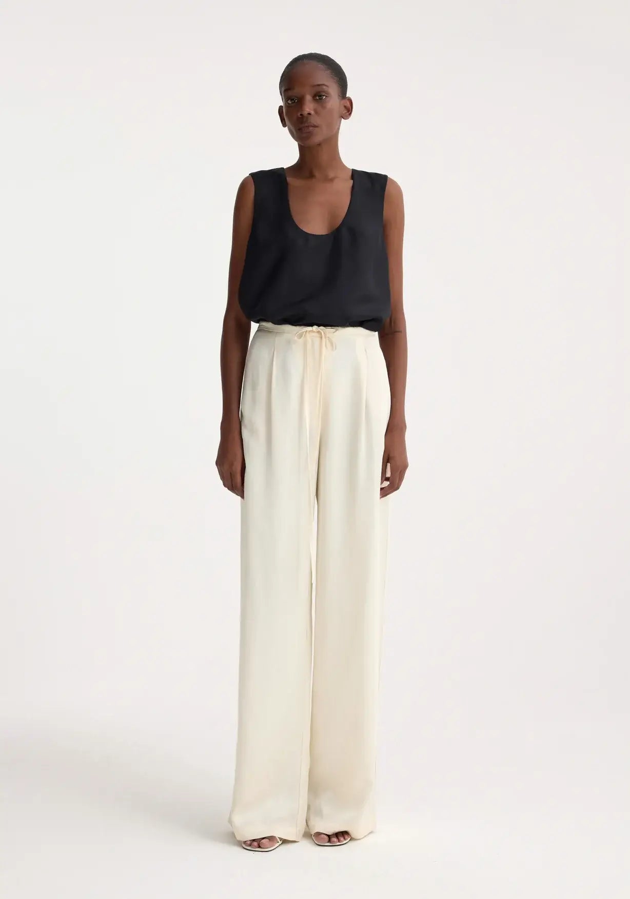 RÓHE RELAXED DRAWSTRING TROUSERS | THE NEW TREND