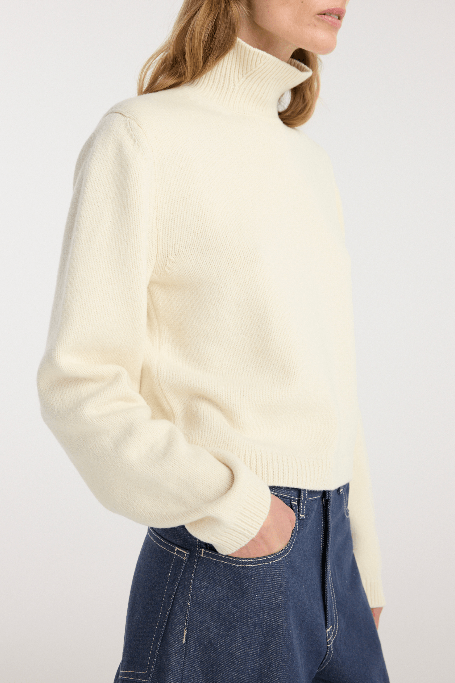 STATEMENT SHOULDER CROPPED TURTLENECK
