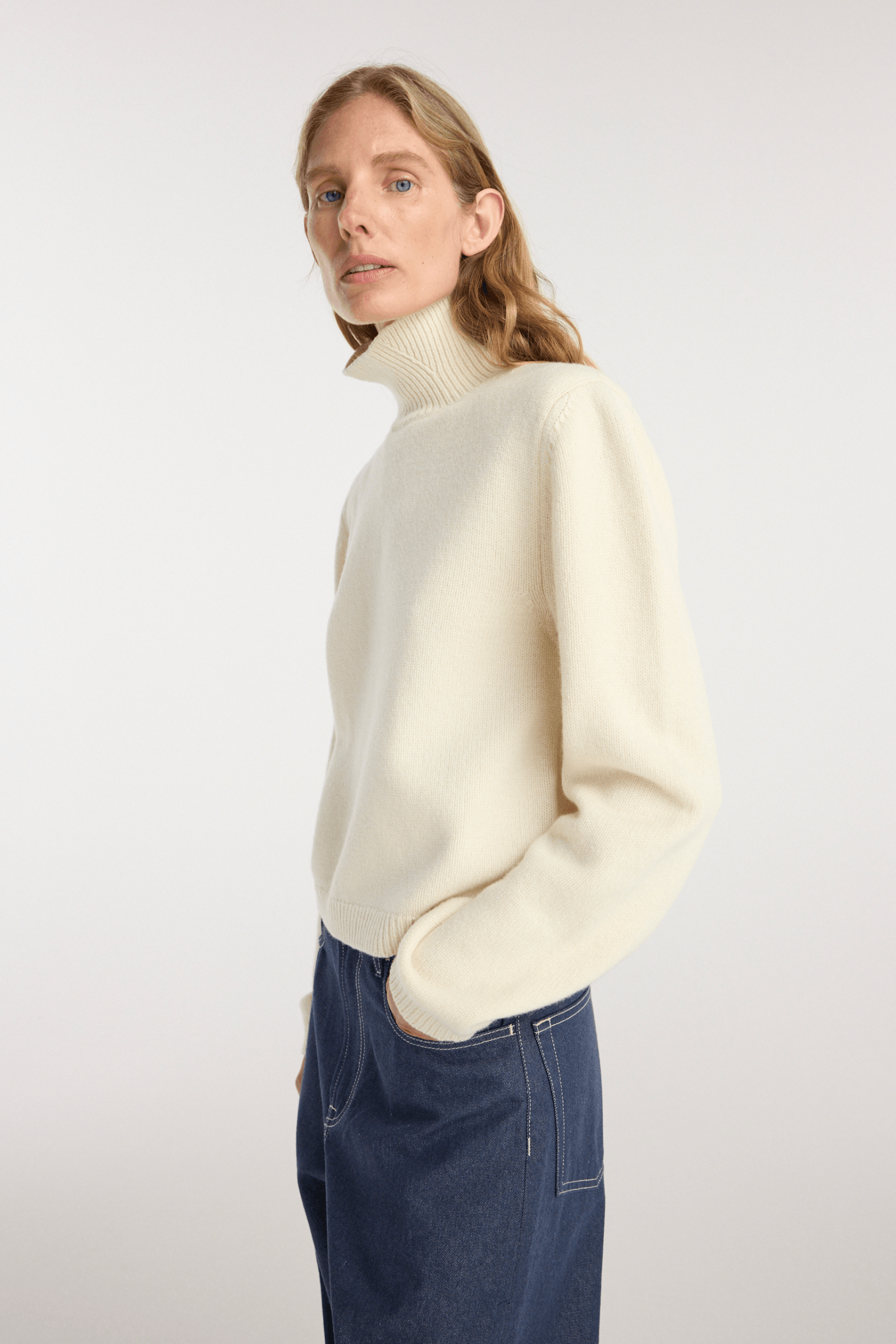 STATEMENT SHOULDER CROPPED TURTLENECK