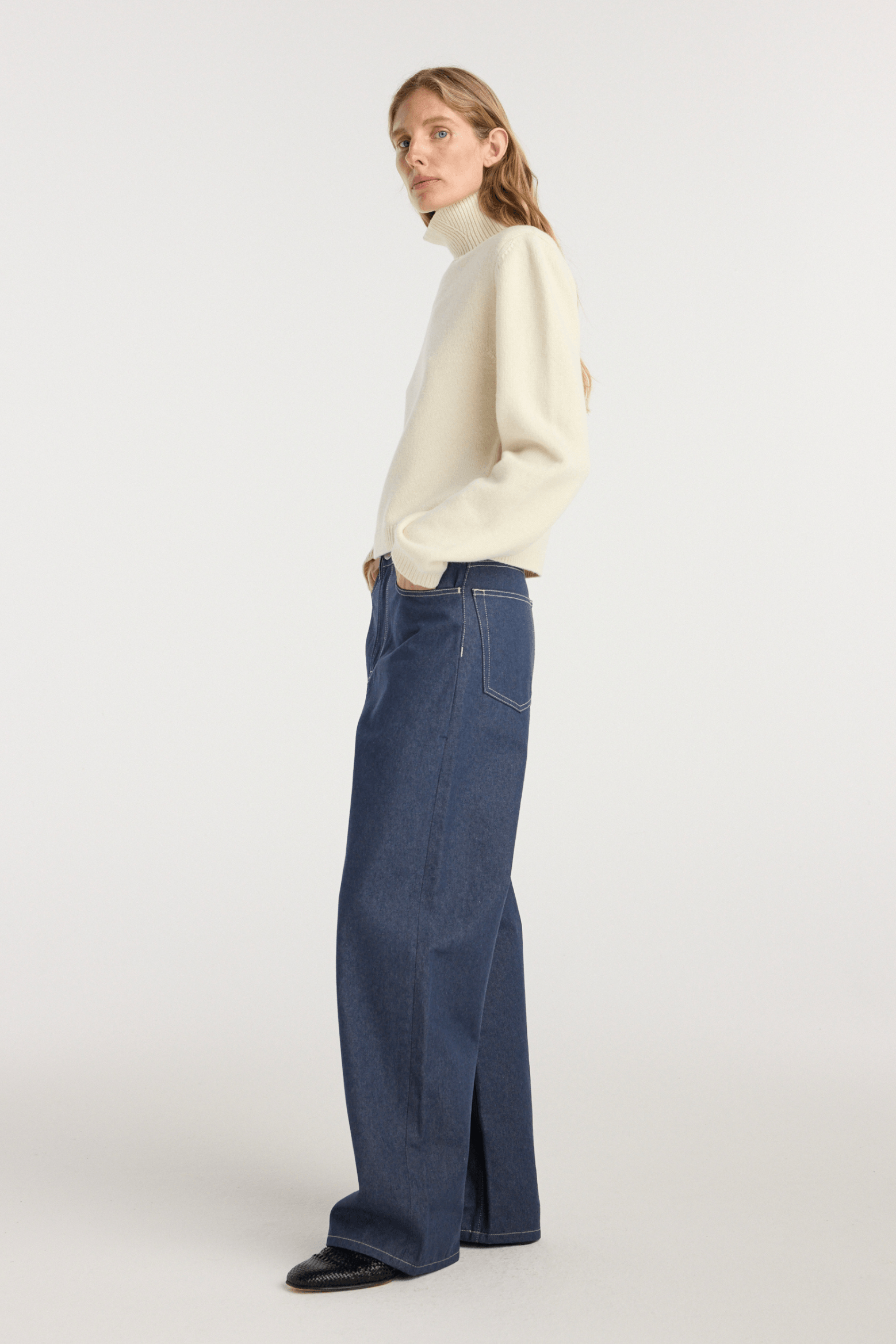 STATEMENT SHOULDER CROPPED TURTLENECK