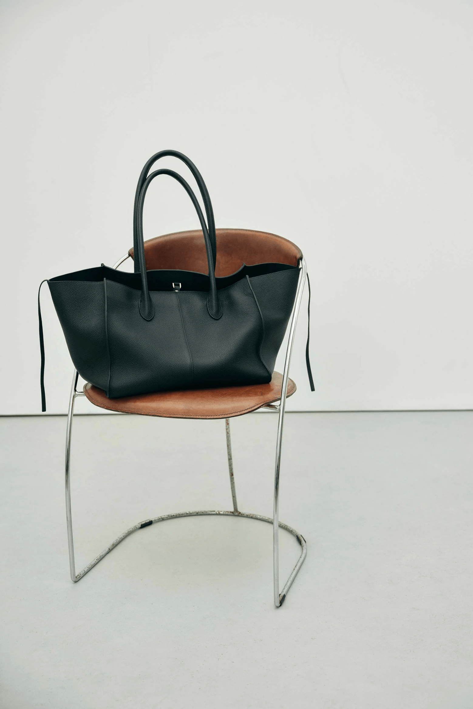 GRAINED LARGE TOTE