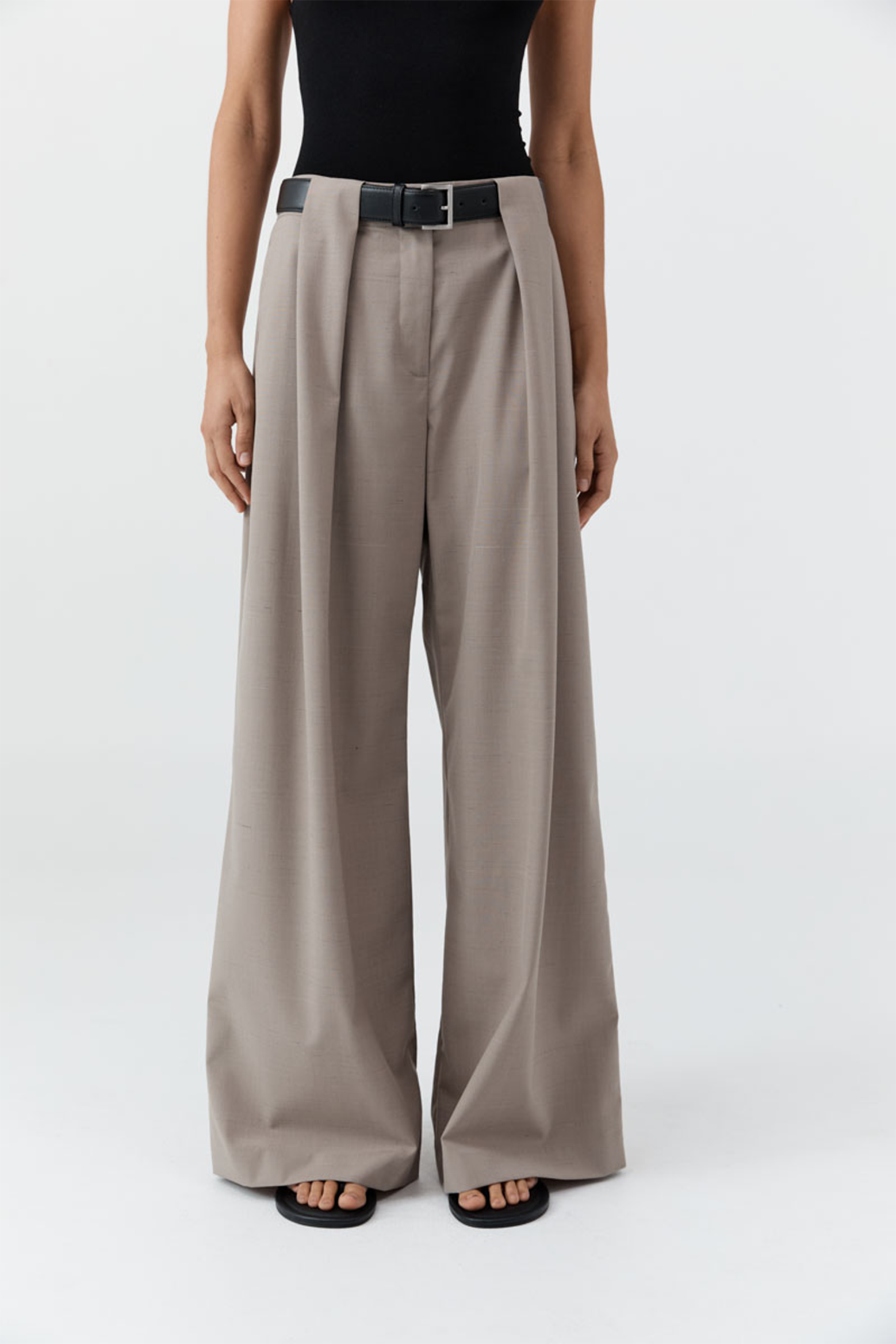 ST. AGNI PLEAT LOOP PANTS IN MOUSSE | THE NEW TREND