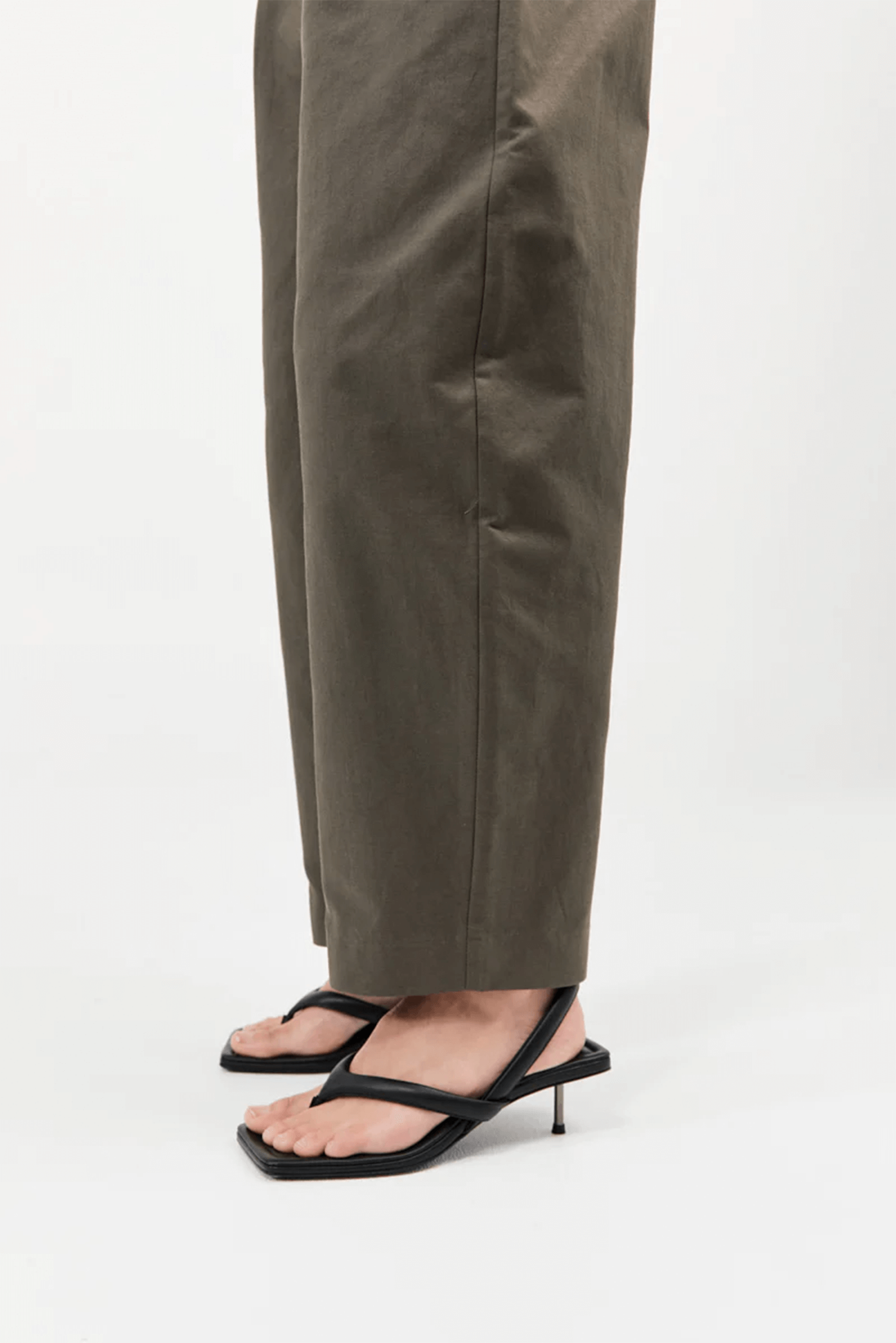 ST.AGNI THONG DETAIL HEEL IN BLACK | THE NEW TREND