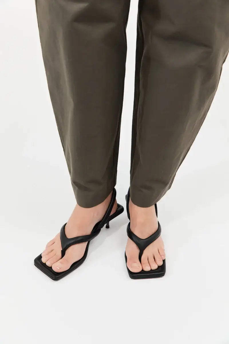 ST.AGNI THONG DETAIL HEEL IN BLACK | THE NEW TREND