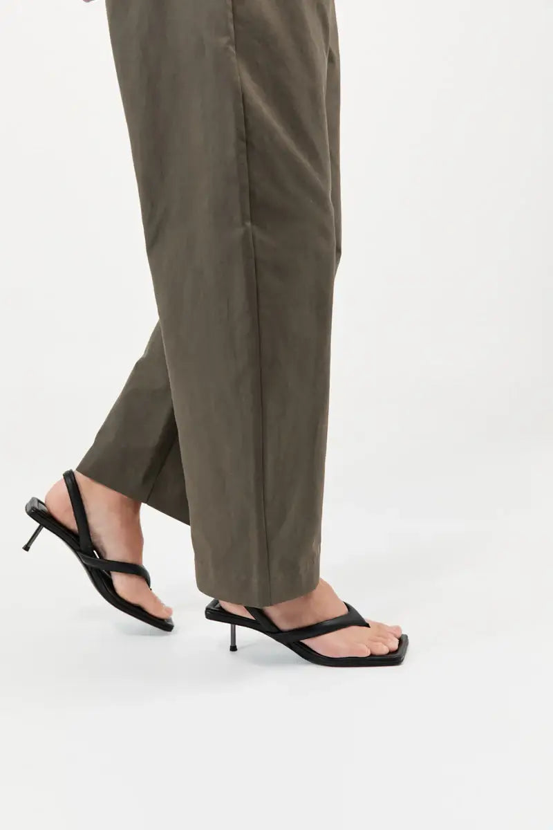 ST.AGNI THONG DETAIL HEEL IN BLACK | THE NEW TREND