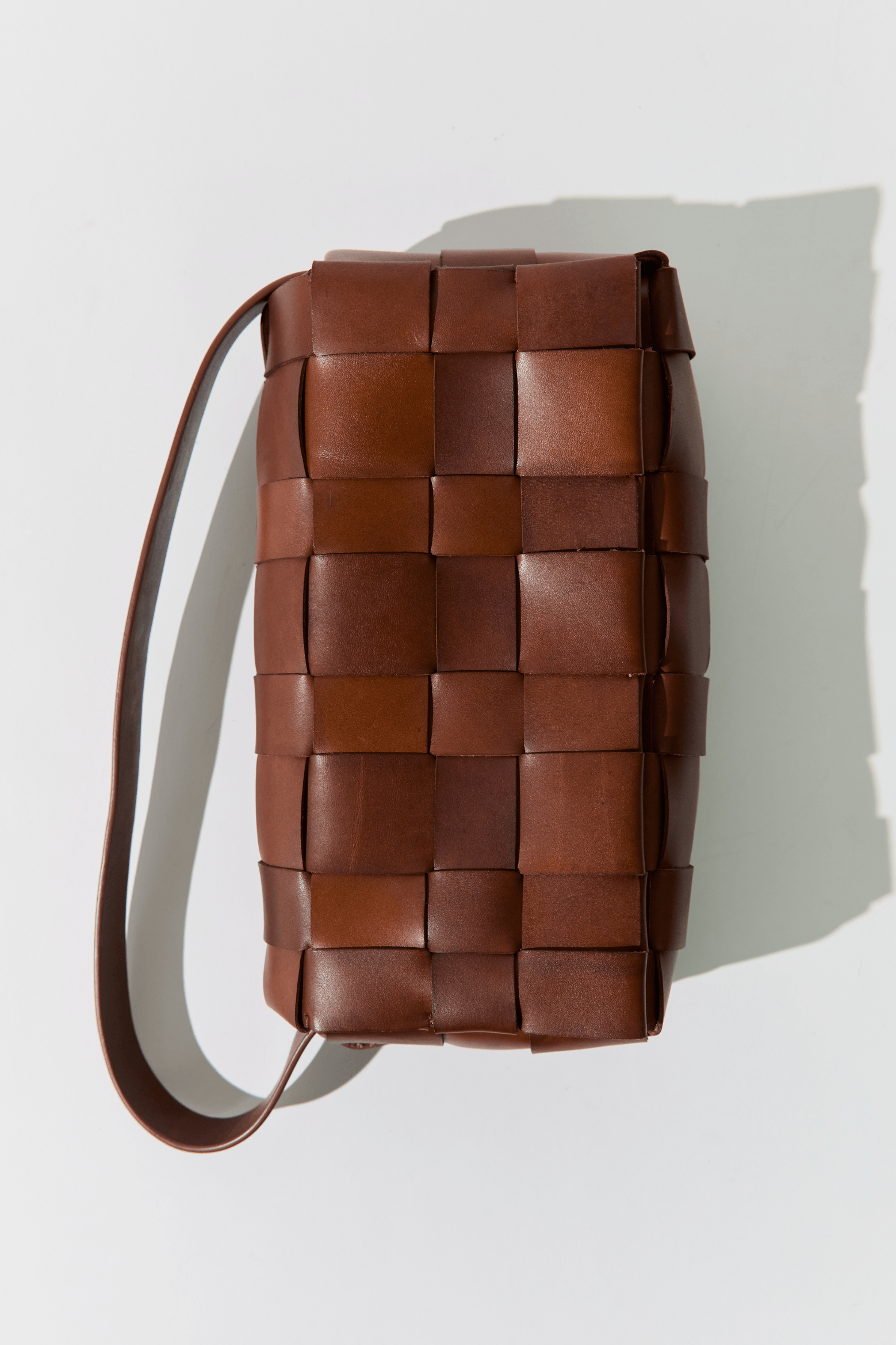 WOVEN ENVELOPE SLIM TOTE
