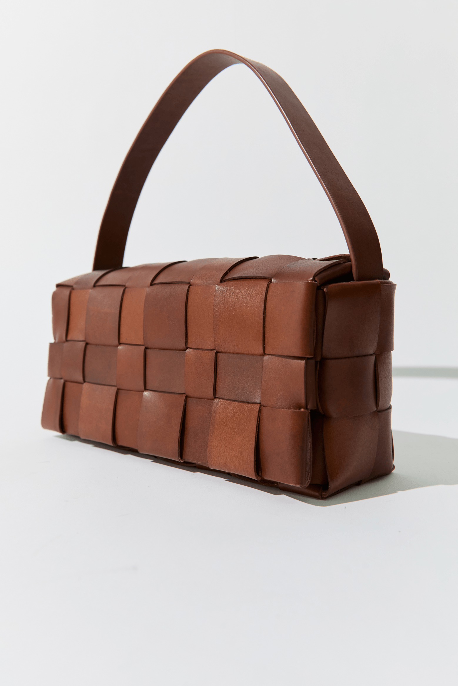 WOVEN ENVELOPE SLIM TOTE
