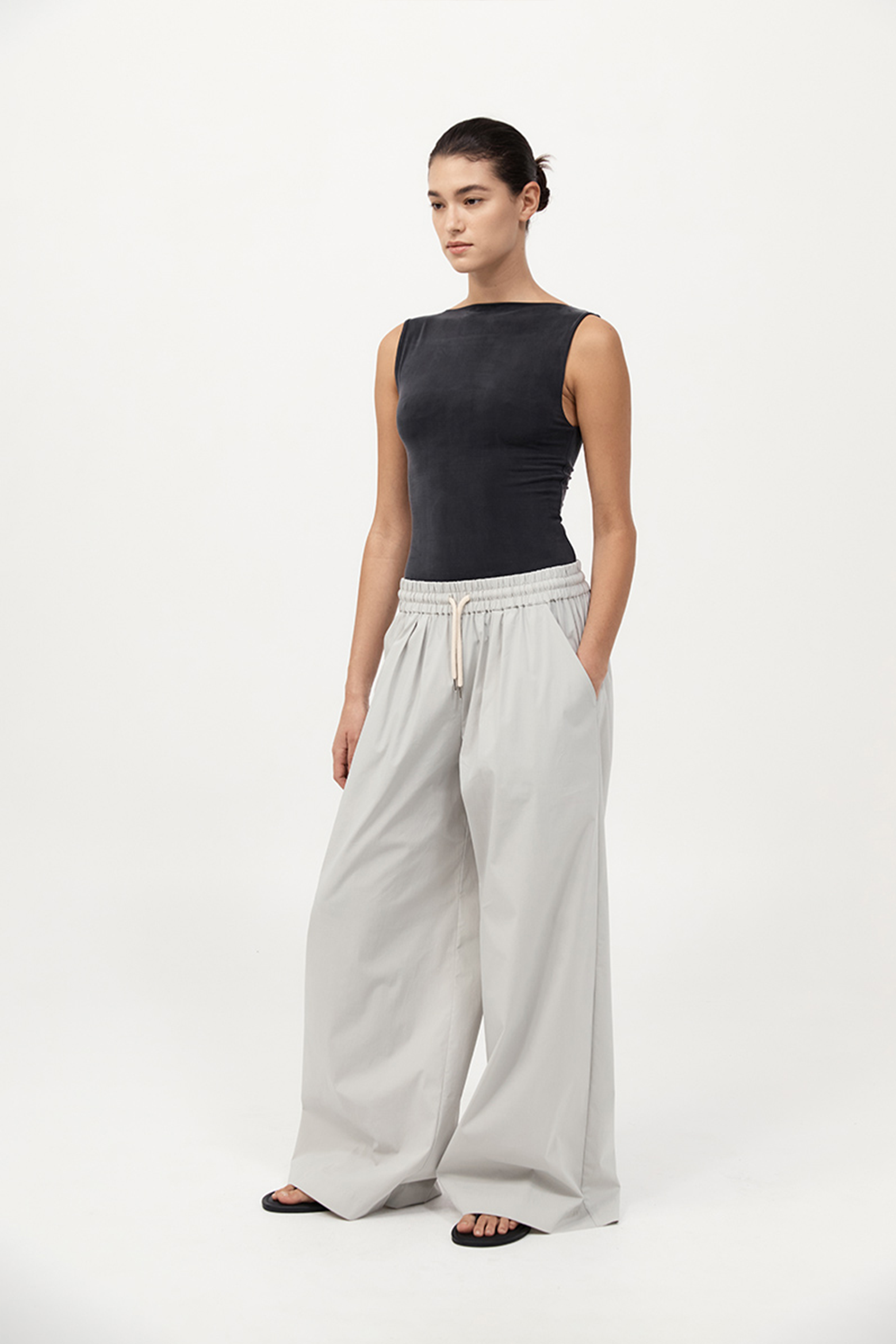 ST. AGNI EVERYDAY DRAWSTRING PANTS IN SILVER | THE NEW TREND