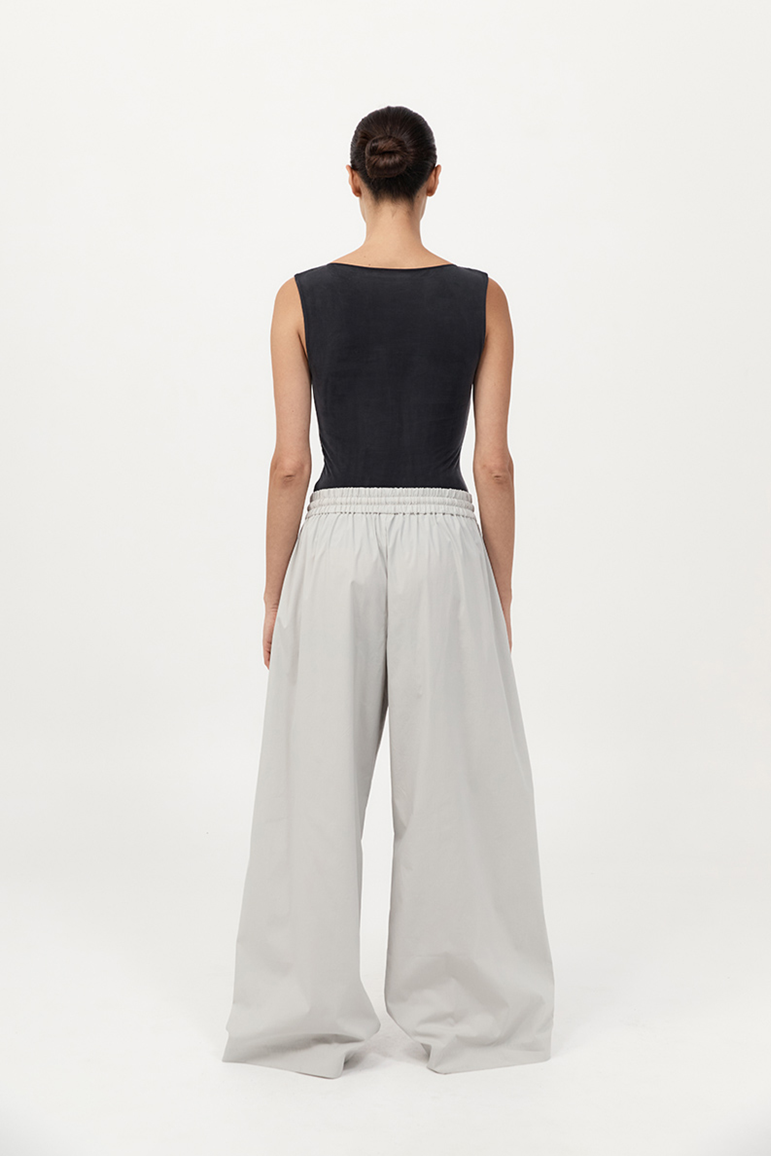 ST. AGNI EVERYDAY DRAWSTRING PANTS IN SILVER | THE NEW TREND
