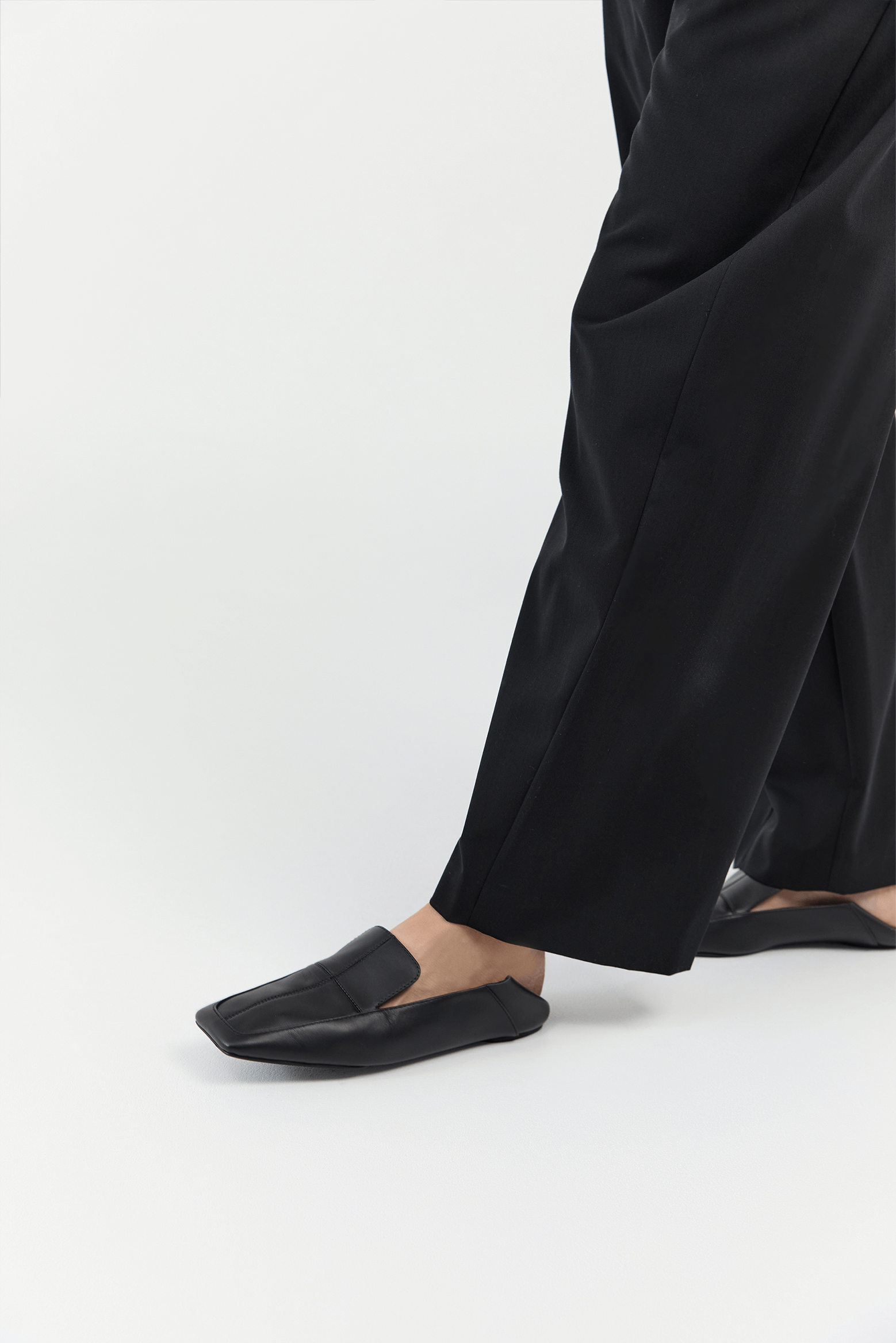 MINIMAL FLAT LOAFER